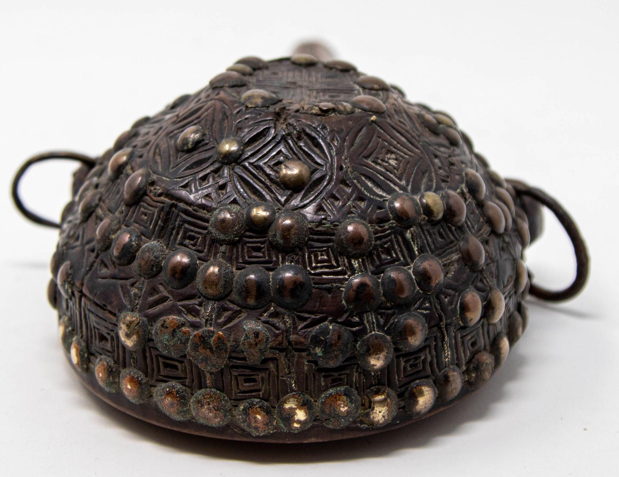 Antigua Petaca Africana Marroquí Tribal de Madera Tallada S. XIX Tallado a mano en venta