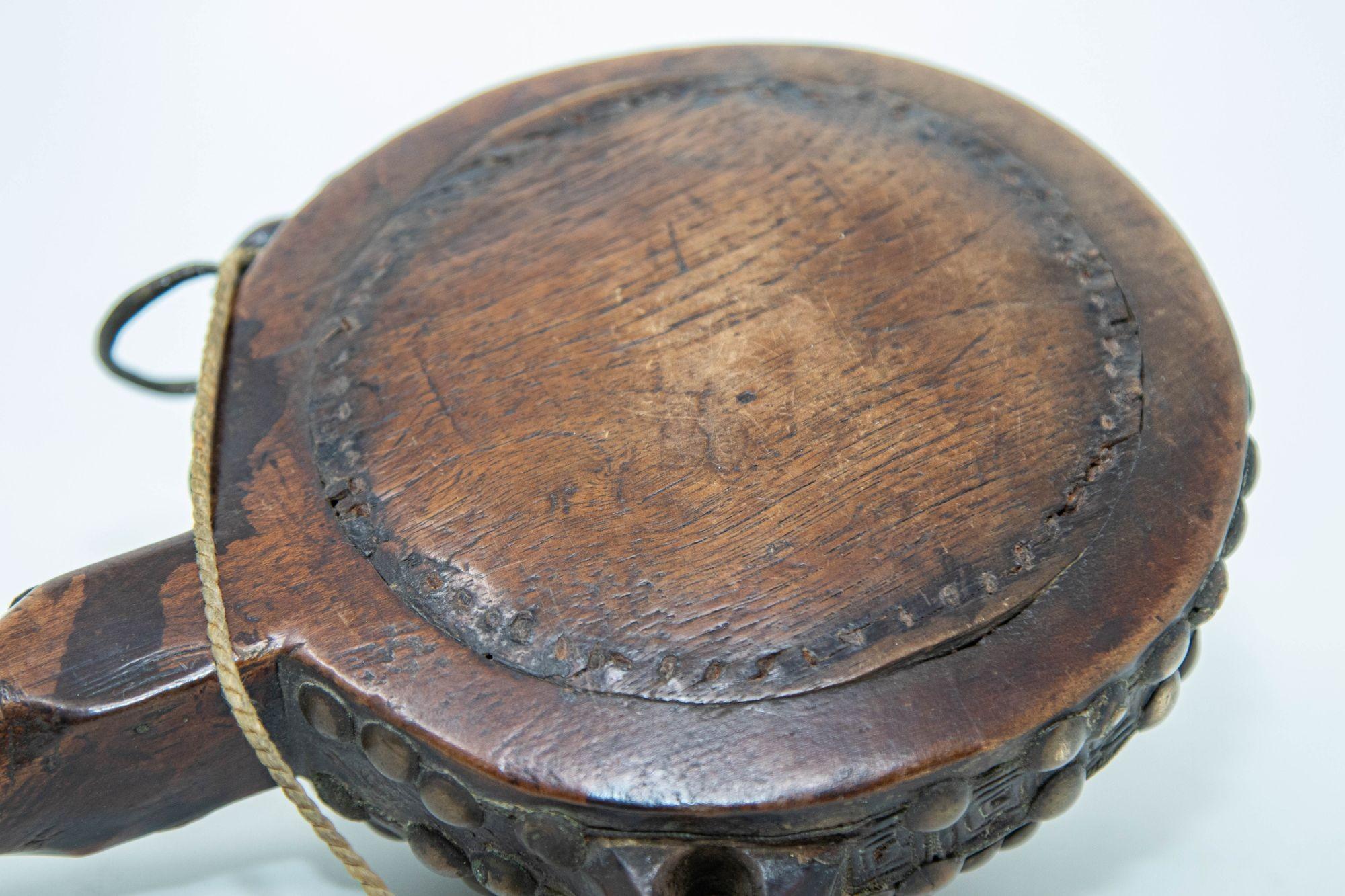 Antigua Petaca Africana Marroquí Tribal de Madera Tallada S. XIX en Bueno estado para la venta en North Hollywood, CA