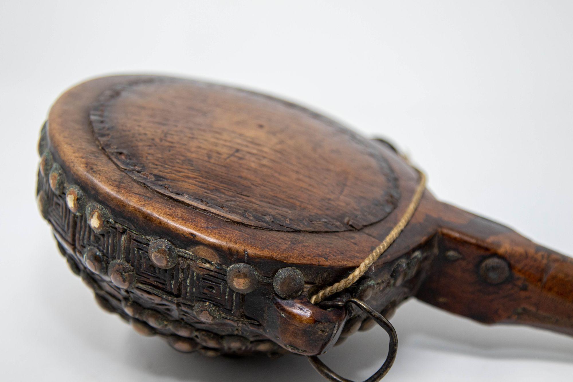 Antigua Petaca Africana Marroquí Tribal de Madera Tallada S. XIX Latón en venta
