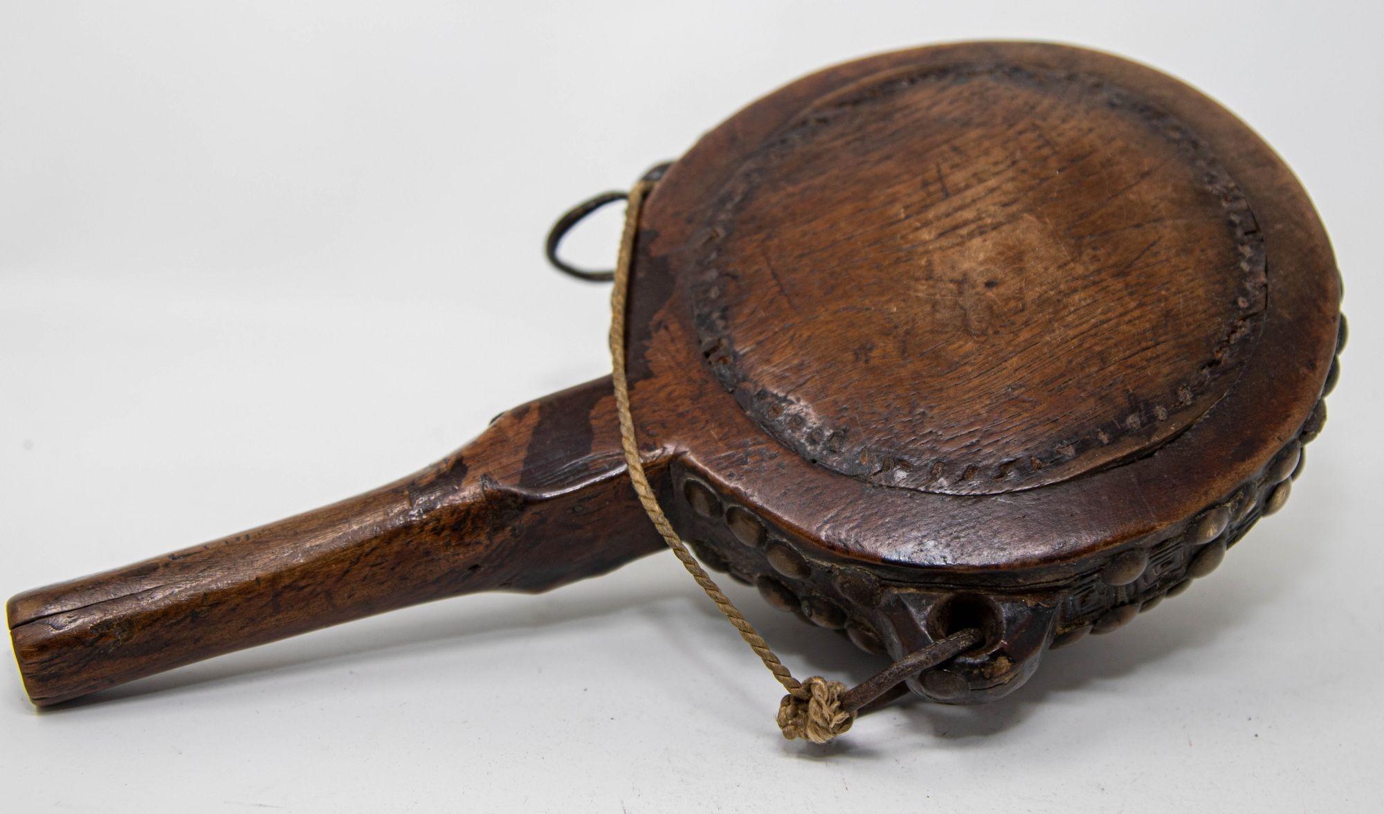 Antigua Petaca Africana Marroquí Tribal de Madera Tallada S. XIX en venta 1