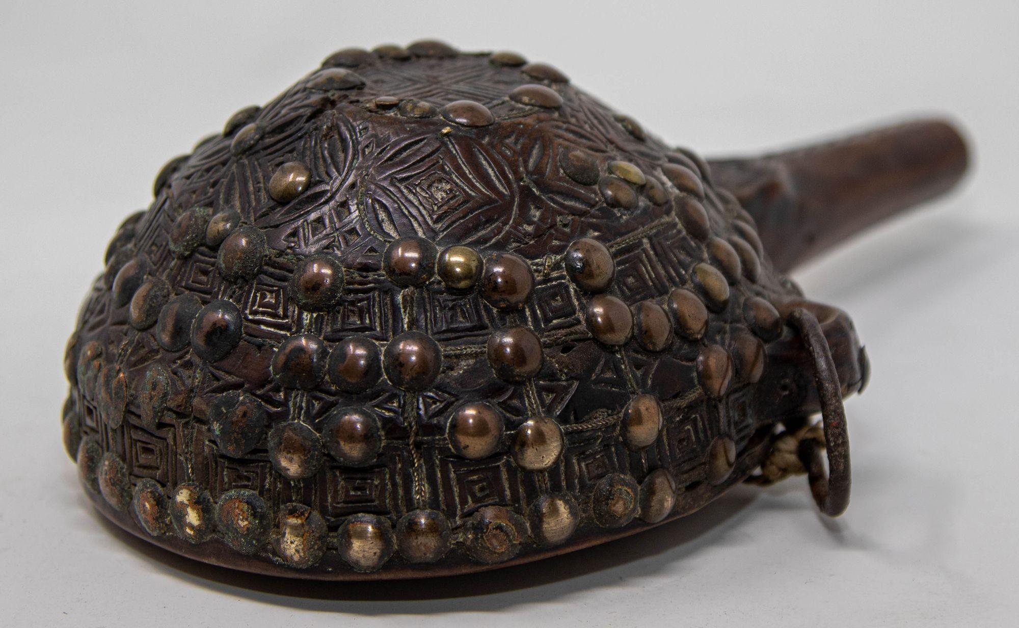 Antigua Petaca Africana Marroquí Tribal de Madera Tallada S. XIX en venta 2