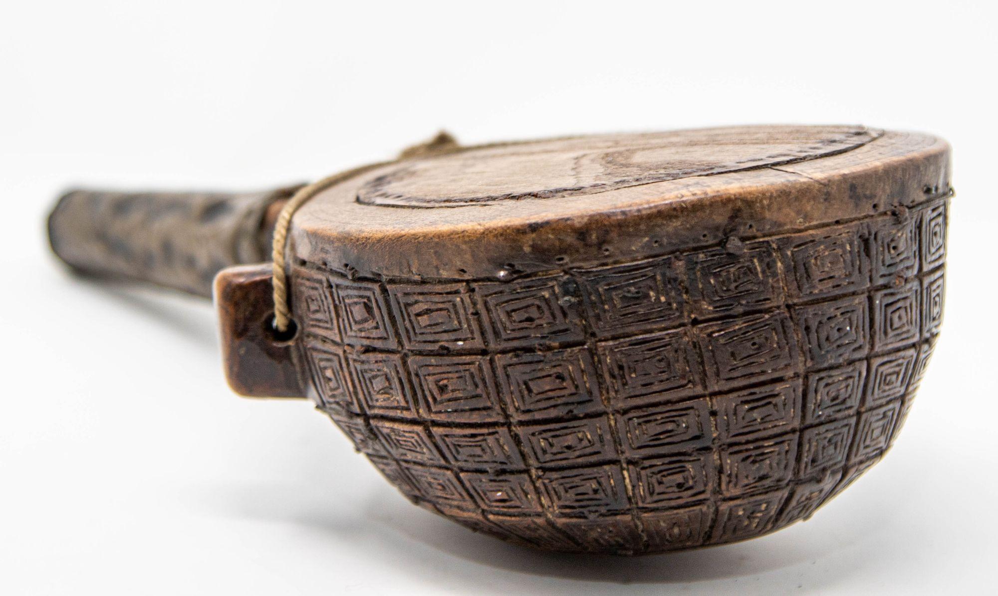 Antigua Petaca Africana Marroquí Tribal de Madera S. XIX en venta 5