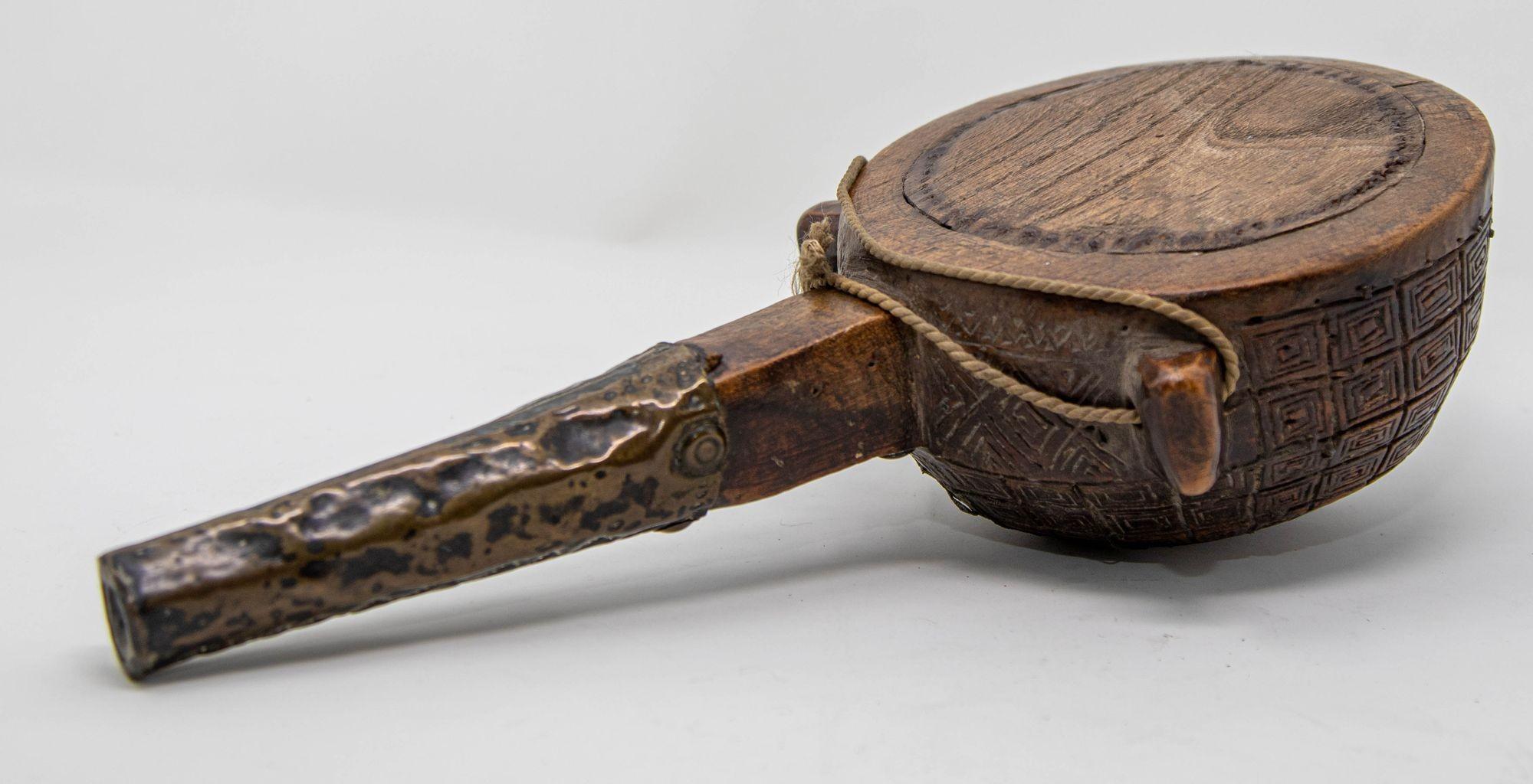Antigua petaca de madera tribal marroquí del norte de África.
Rara caja polvera de finales del siglo XIX procedente del Rif, norte de Marruecos, con cuerpo en forma de tambor tallado a mano en madera con motivos étnicos, bonitas tallas geométricas y