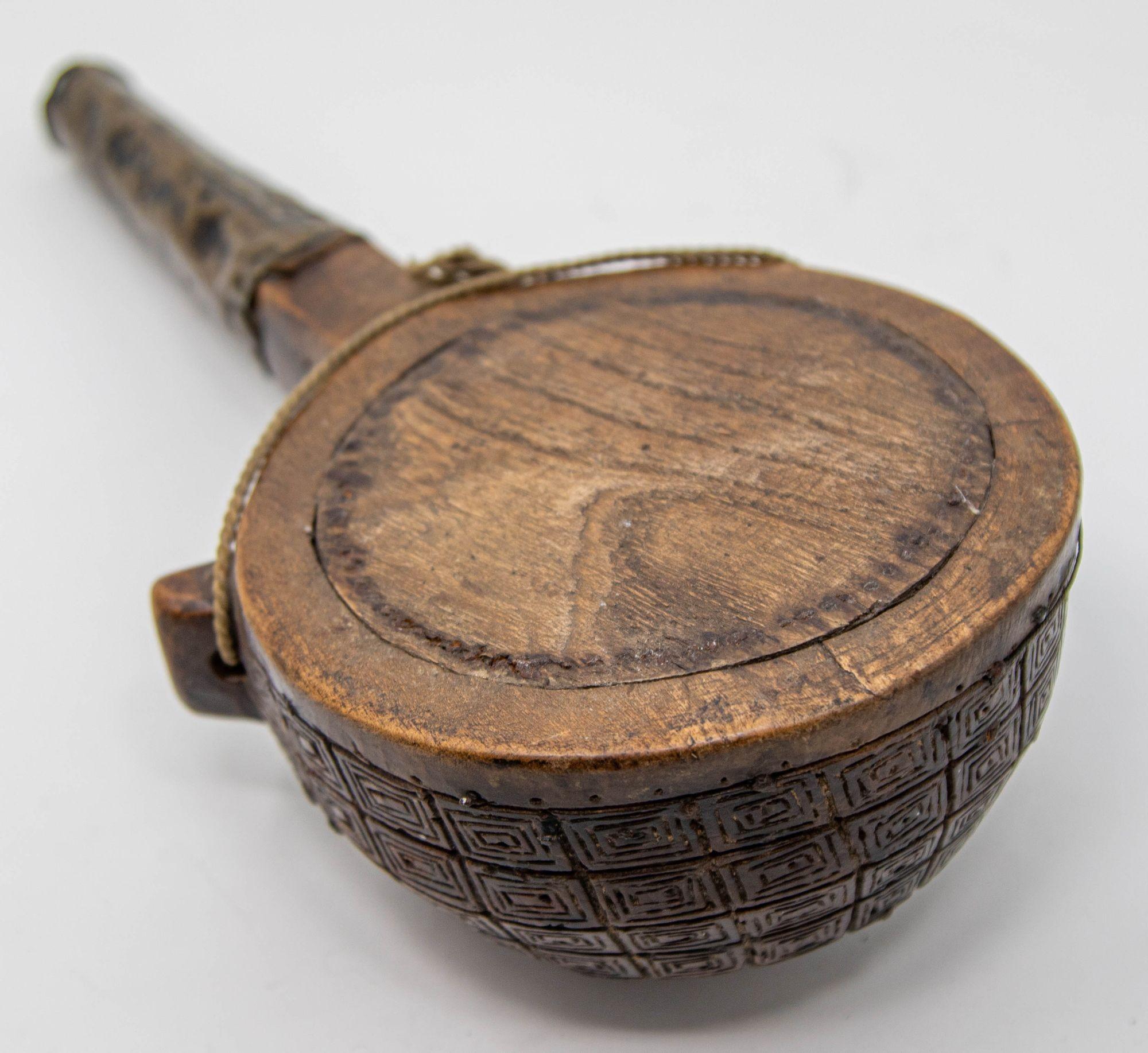 Antigua Petaca Africana Marroquí Tribal de Madera S. XIX Arte popular en venta