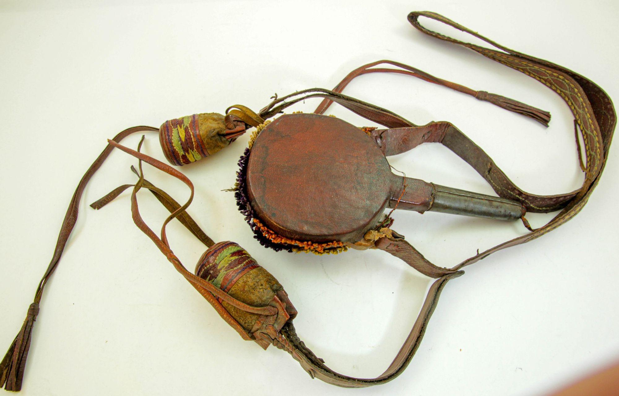 Antique African Moroccan Tuareg Carved Wood Medicinal Flask 19th C. In Good Condition For Sale In North Hollywood, CA