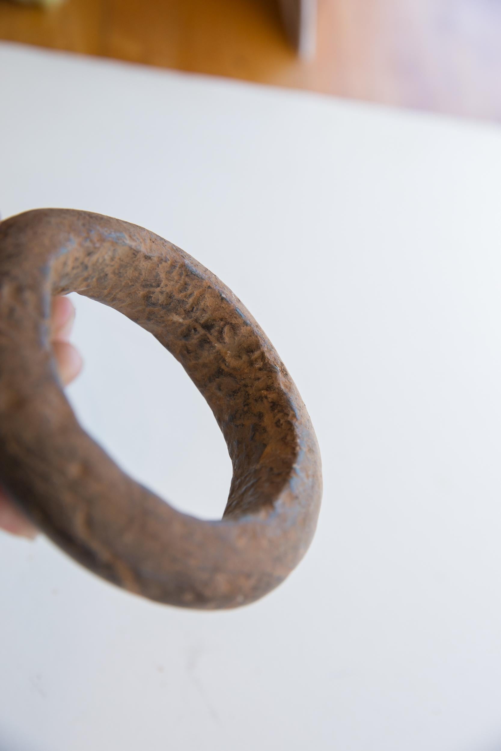 Antikes afrikanisches Marmorarmband aus der Neolithischen Ära (Handgeschnitzt) im Angebot