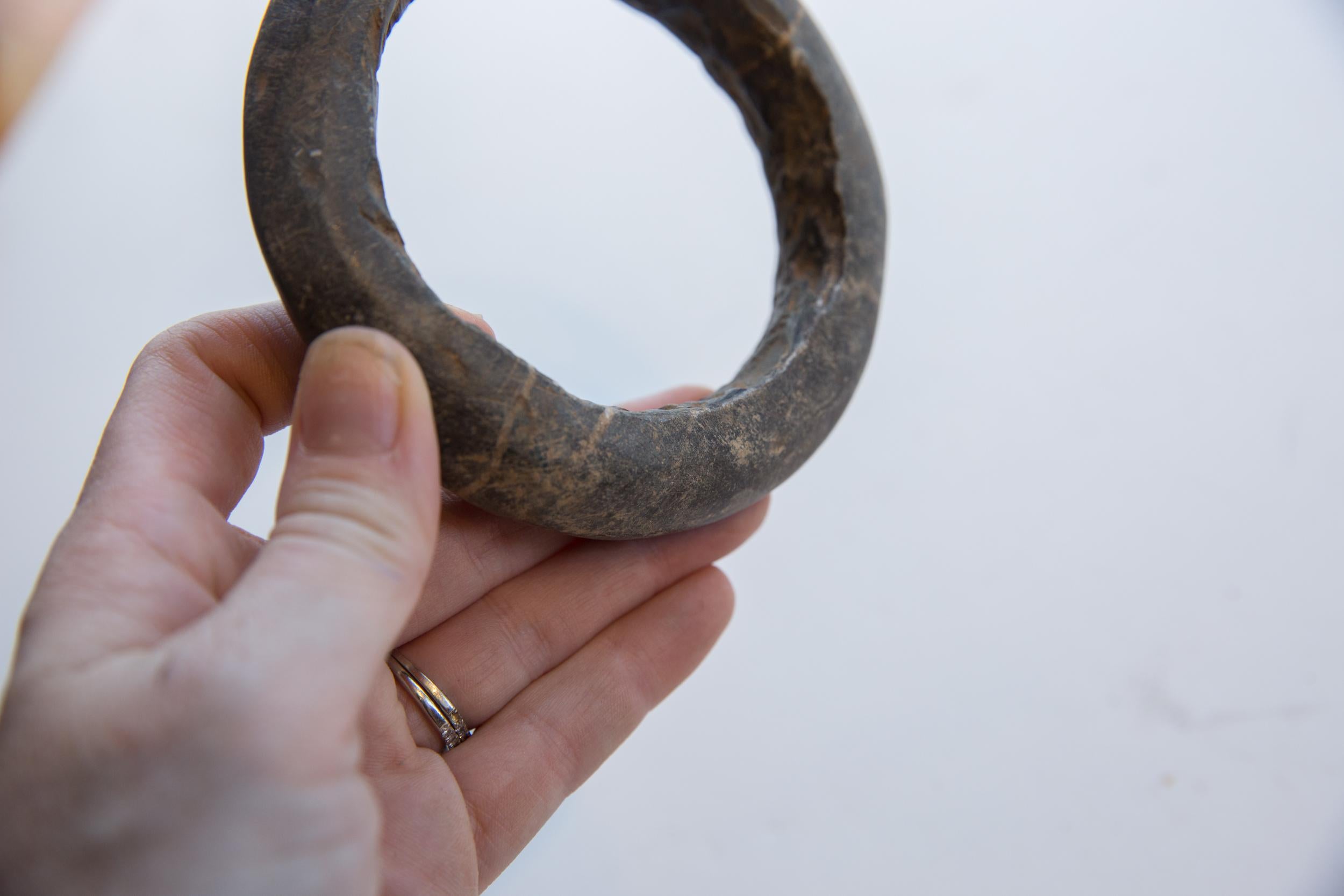 Sculpté à la main Bracelet africain ancien en marbre de l'époque néolithique en vente