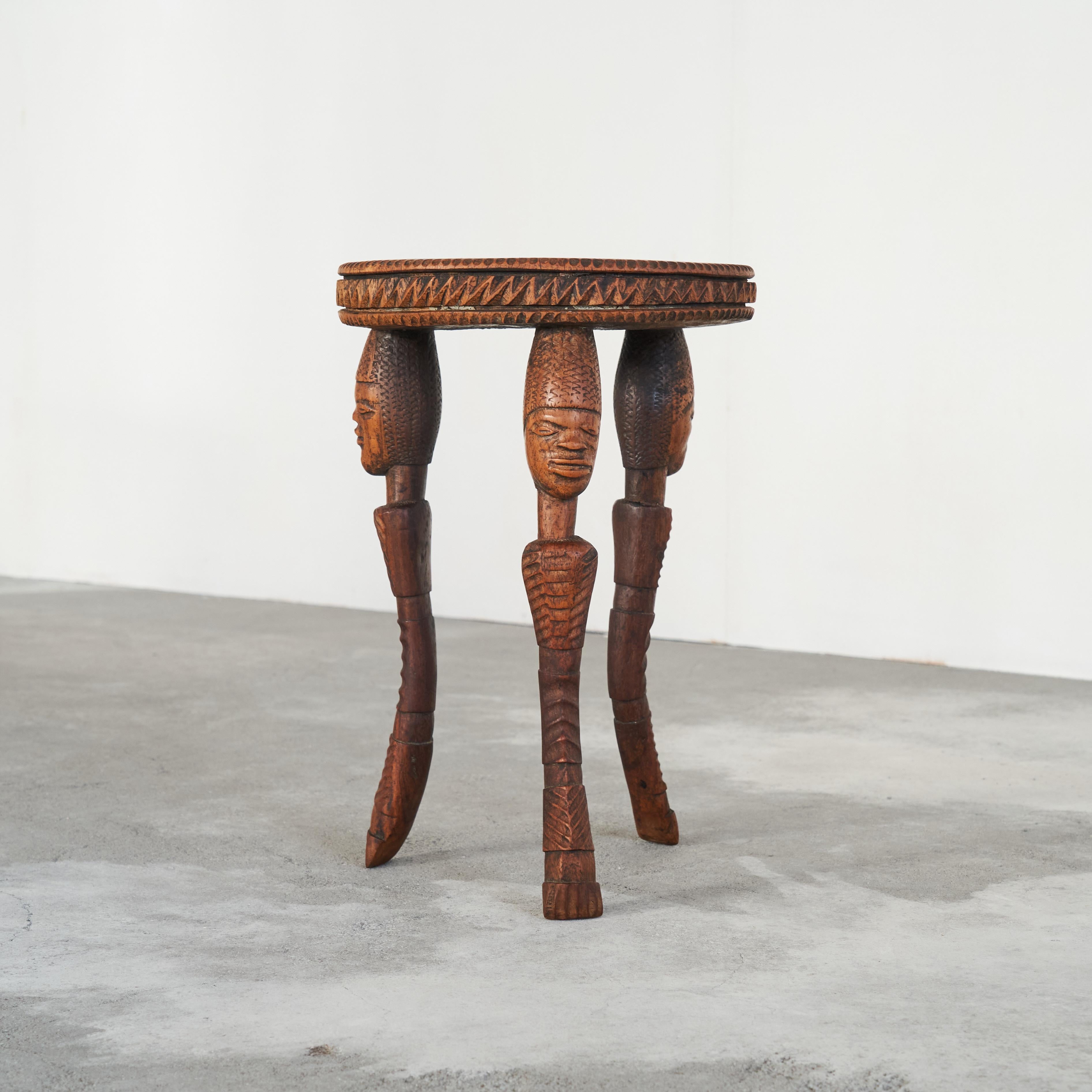 Table d'appoint africaine ancienne en bois massif sculpté et en os incrusté.

Magnifique table d'appoint en bois massif sculpté et incrusté de morceaux d'os. Véritable pièce d'art populaire africain de qualité, cette table a une apparence très