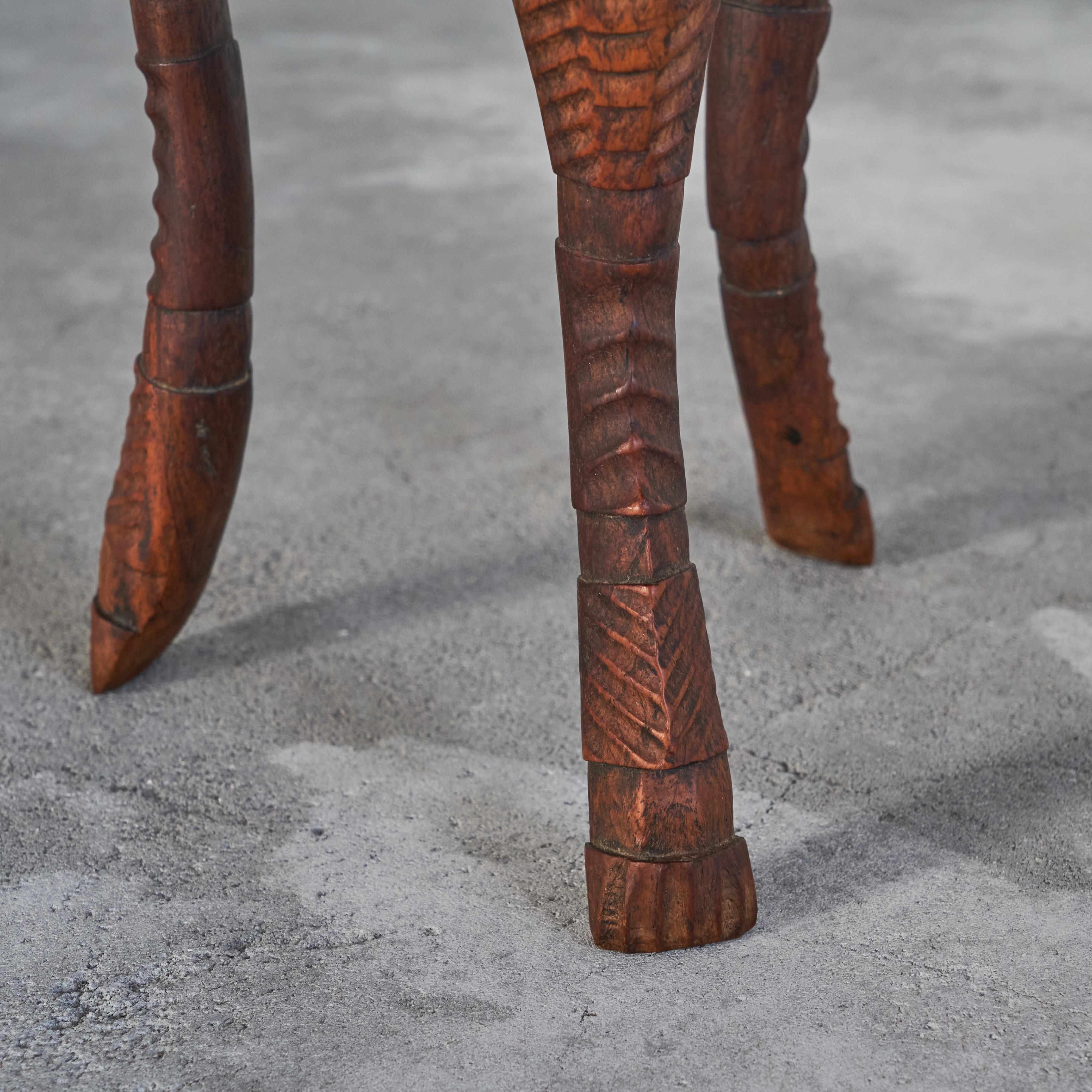 Antiker afrikanischer Beistelltisch aus geschnitztem Massivholz und Intarsien aus Knochen (Afrikanisch) im Angebot