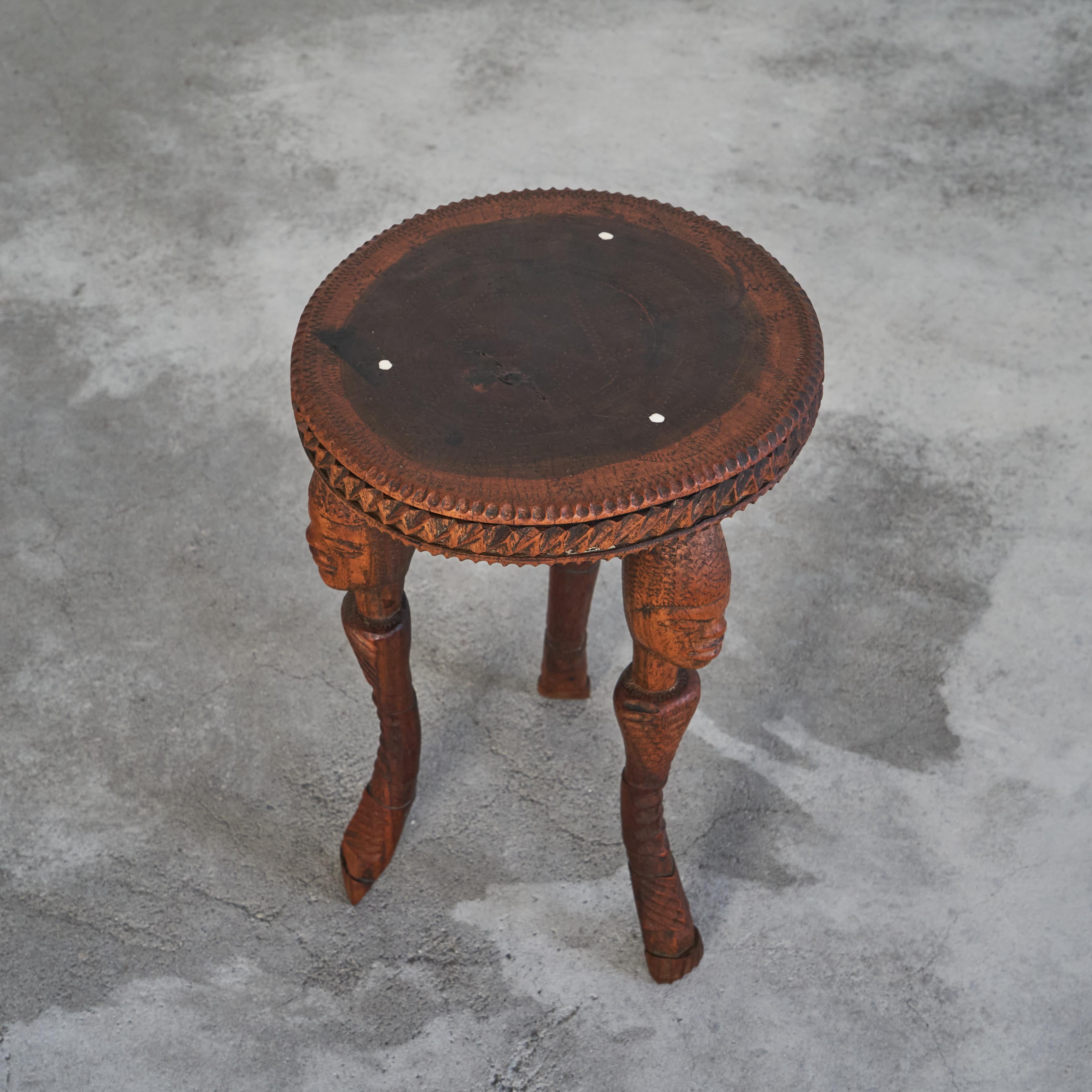 Antique African Side Table in Carved Solid Wood and Inlayed Bone In Good Condition For Sale In Tilburg, NL