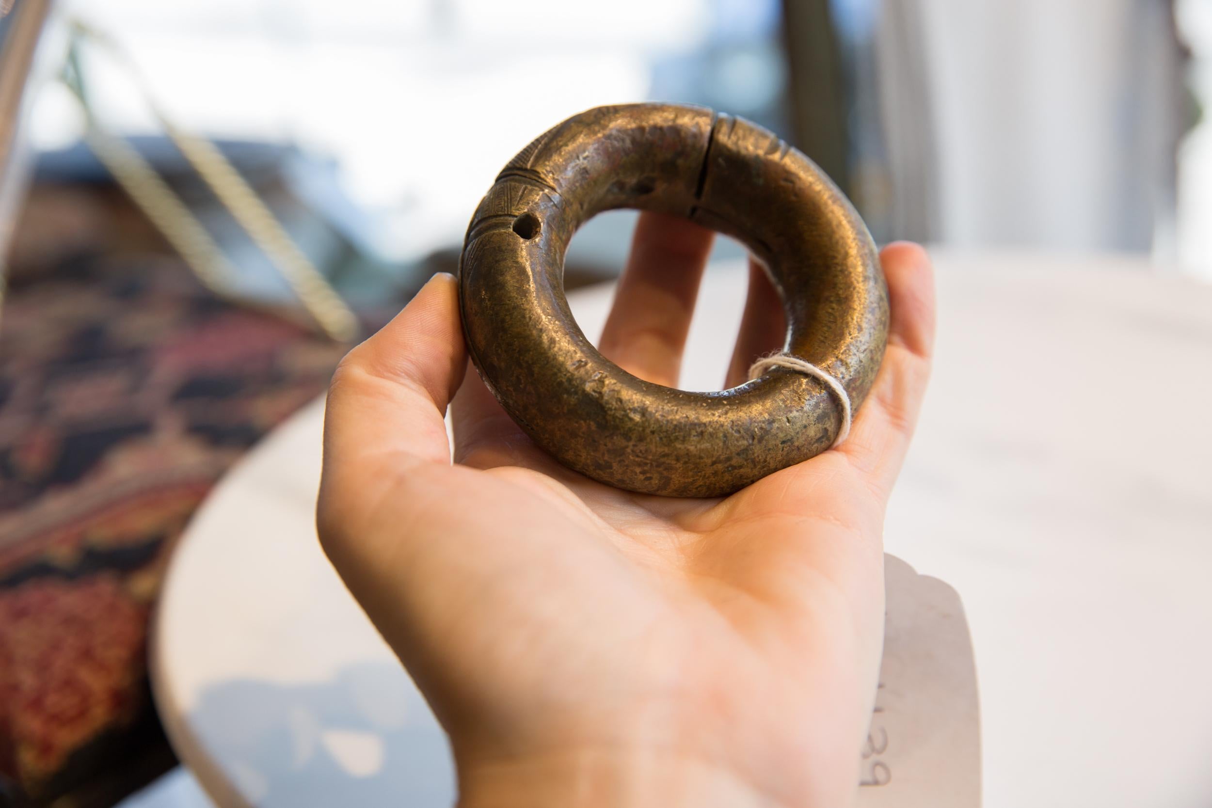 Tribal Petit bracelet africain ancien en bronze épais avec détails géométriques en vente