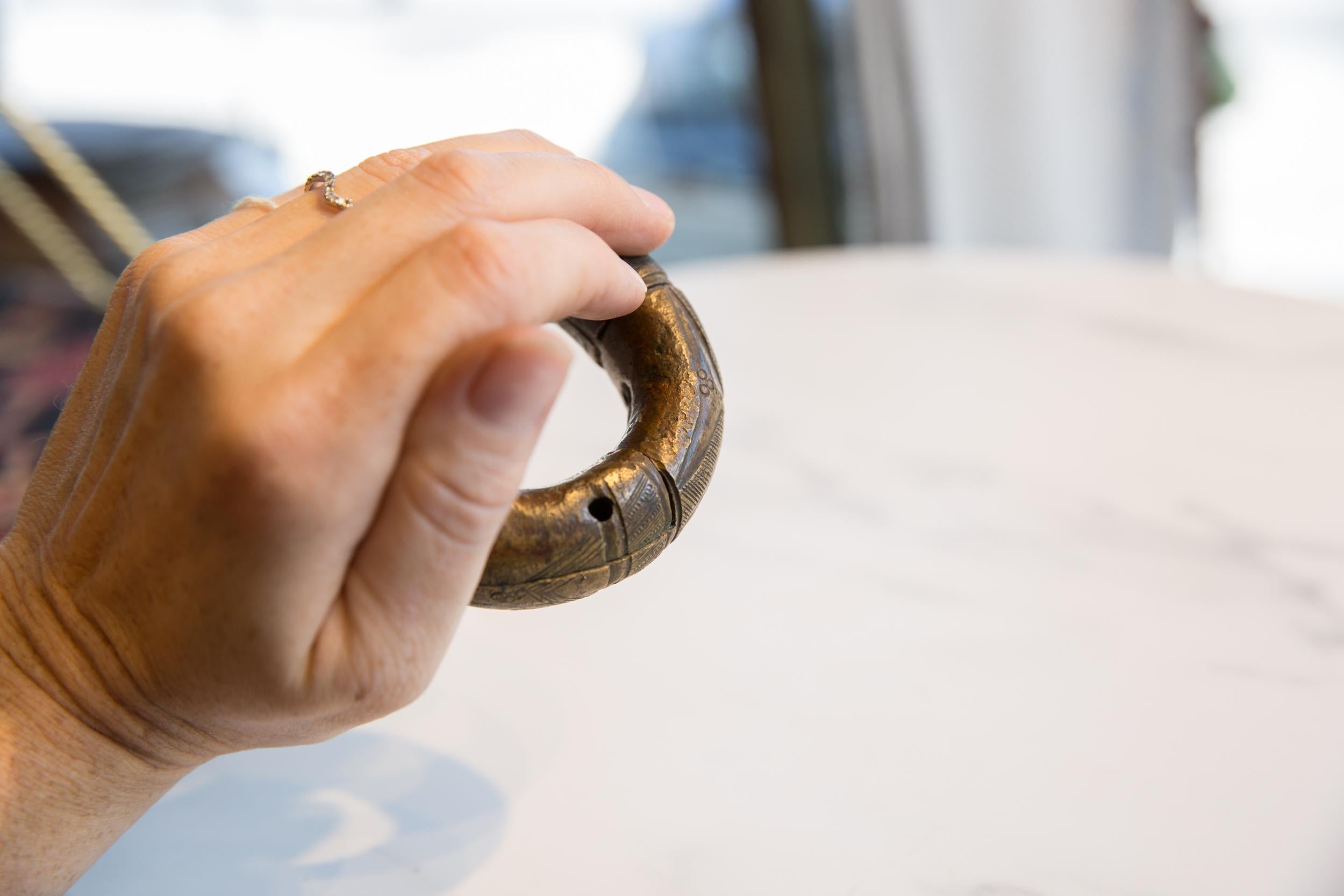 Petit bracelet africain ancien en bronze épais avec détails géométriques Bon état - En vente à Katonah, NY