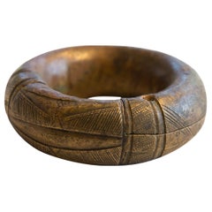 Bracciale antico africano di bronzo piccolo e spesso con dettagli geometrici