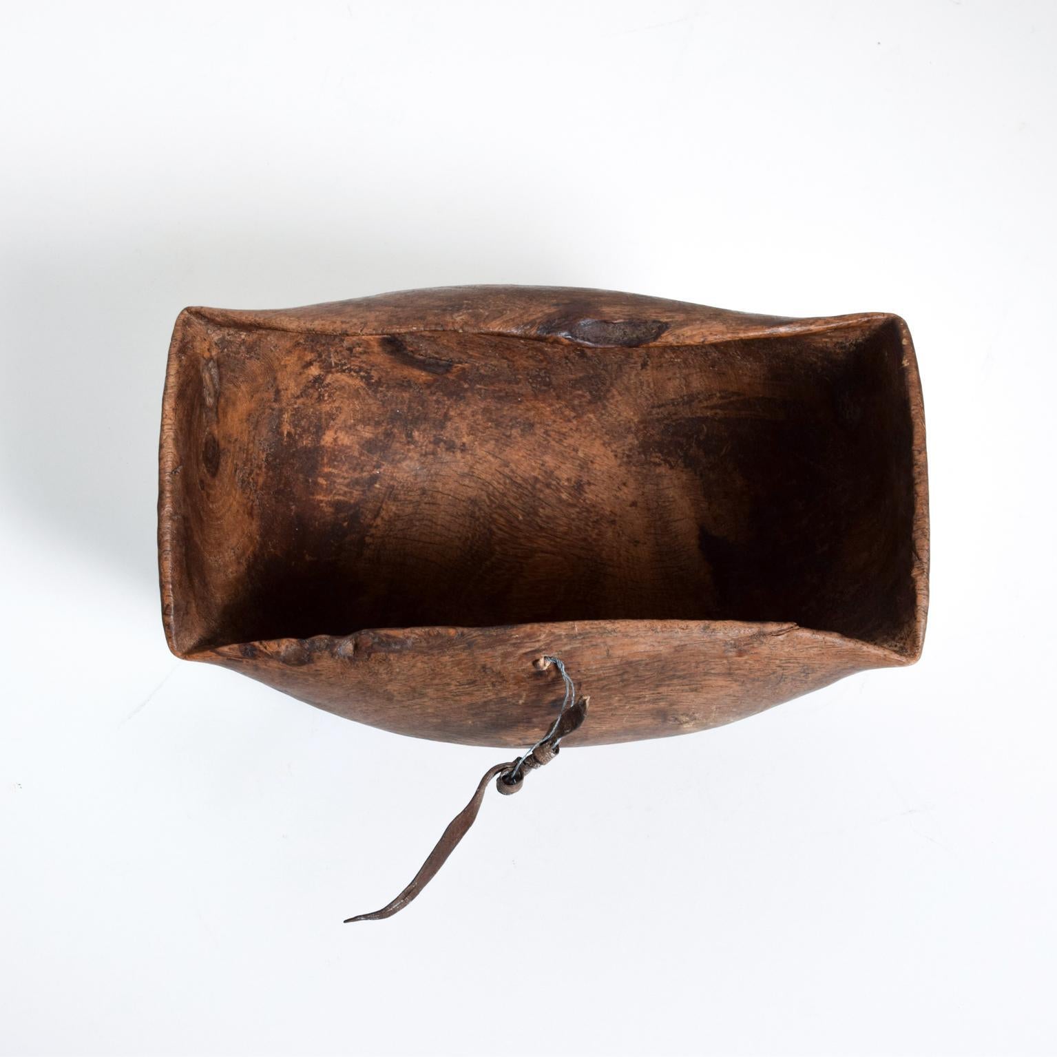 Antiguo cuenco tribal primitivo africano tallado en madera Turkana, Kenia.
Sin marcar.
Ideal como pieza decorativa para atraparlo todo de forma escultórica. Mano de obra tallada a mano. Mucho carácter.
Dimensiones: 13,25 ancho x 7 alto x 8,5