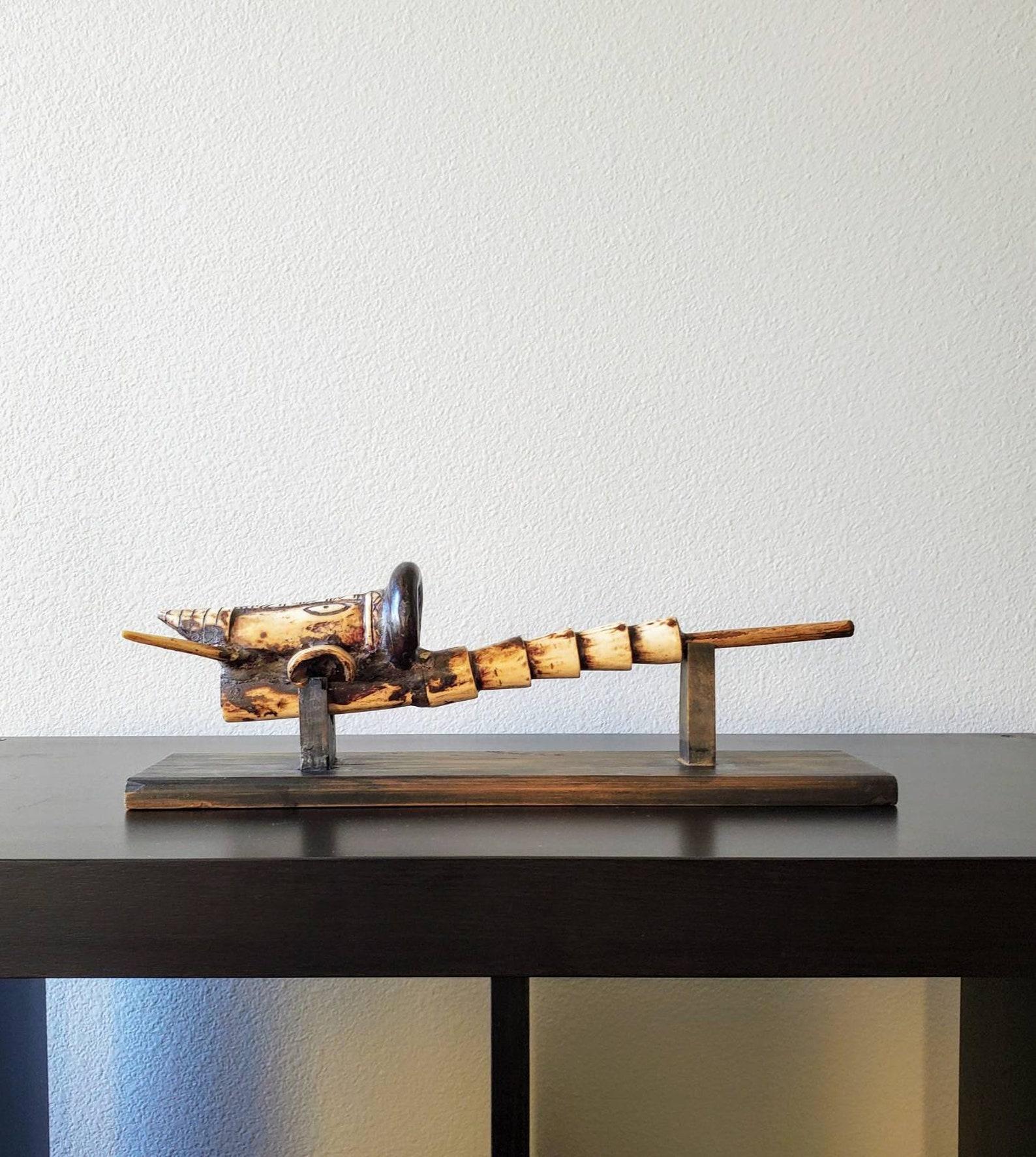 Tribal Pipet de cérémonie africain ancien en os sculpté et tribal TOTEM en vente