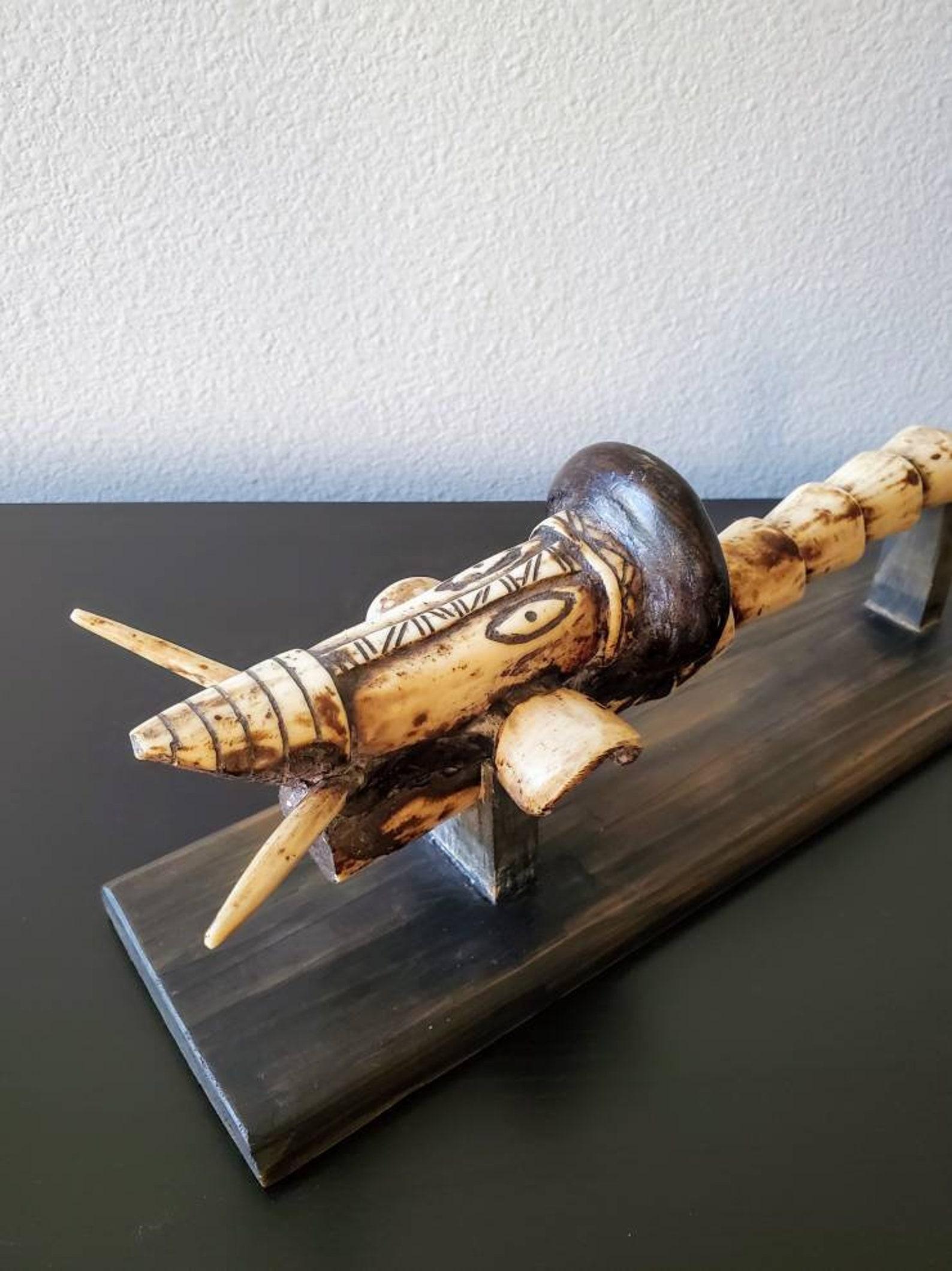 Pipet de cérémonie africain ancien en os sculpté et tribal TOTEM Bon état - En vente à Forney, TX