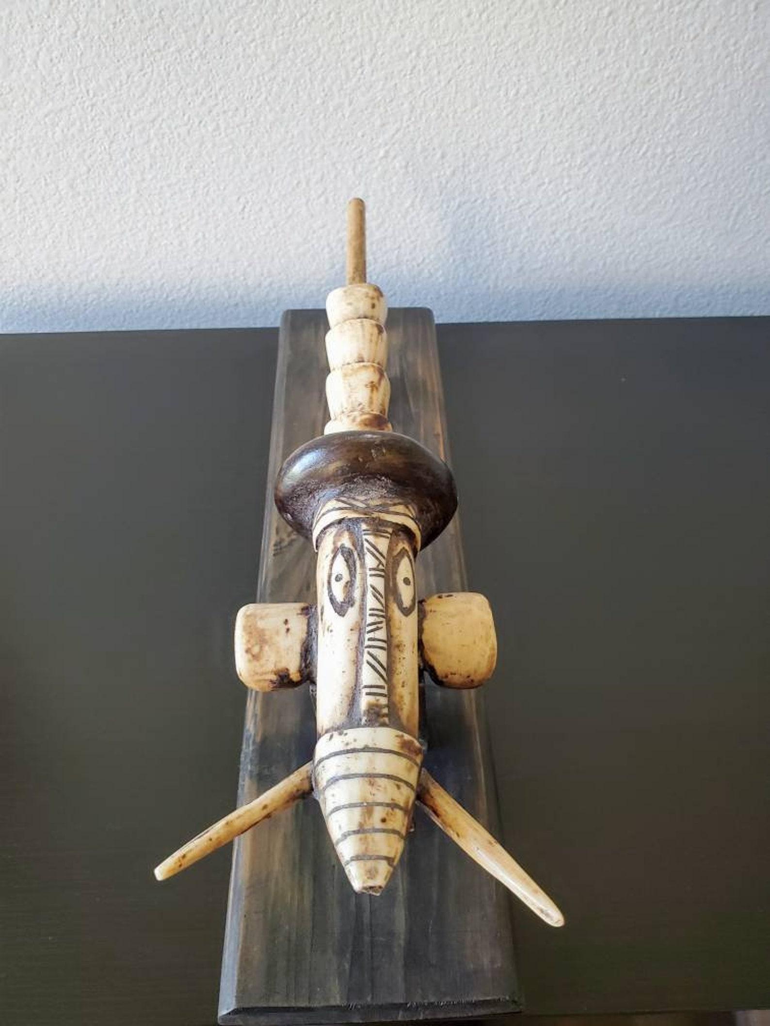 Antike antike afrikanische Stammeskunst geschnitzt Knochen TOTEM Zeremonielle Pfeife (20. Jahrhundert) im Angebot