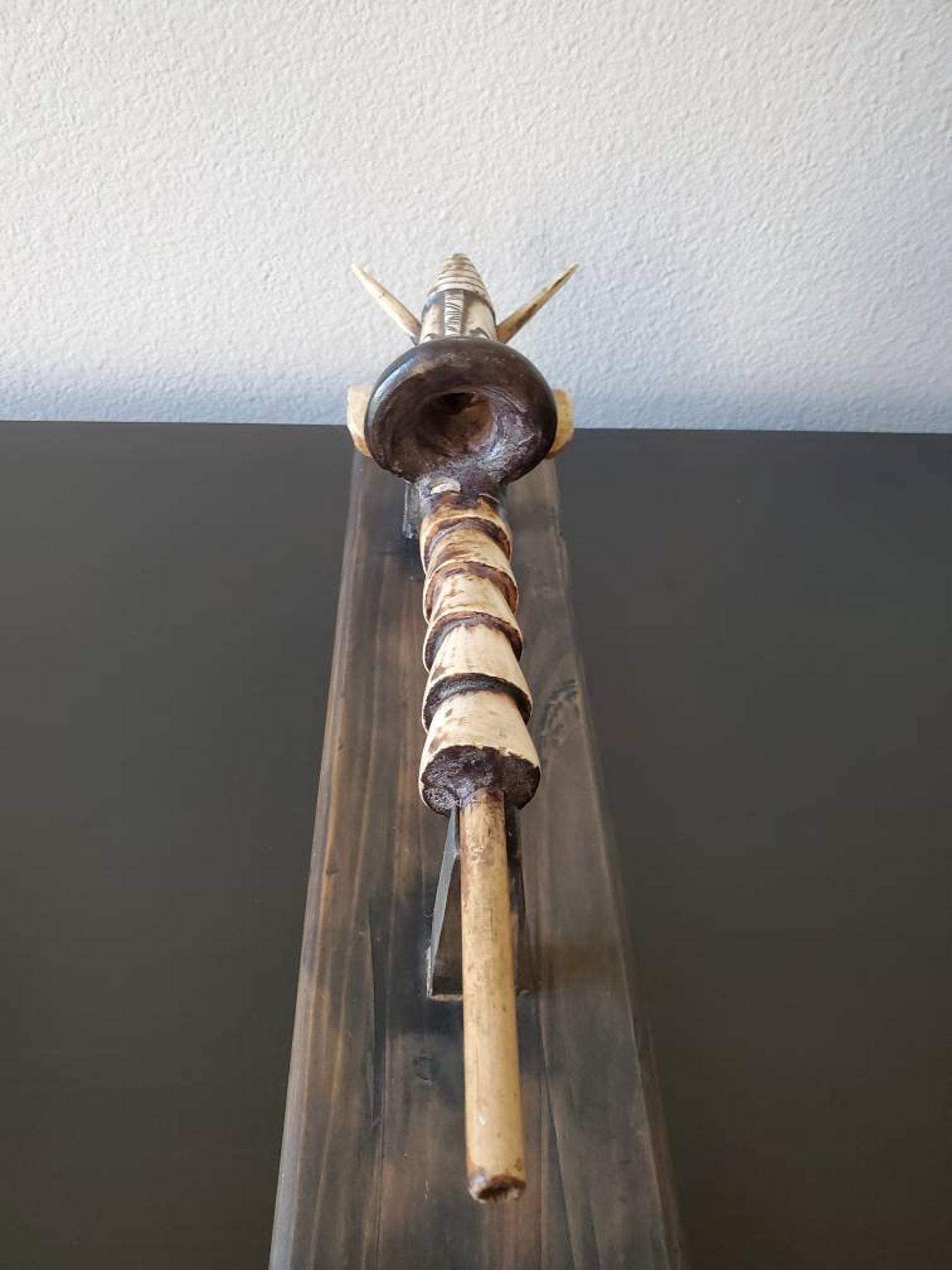 Pipet de cérémonie africain ancien en os sculpté et tribal TOTEM en vente 2