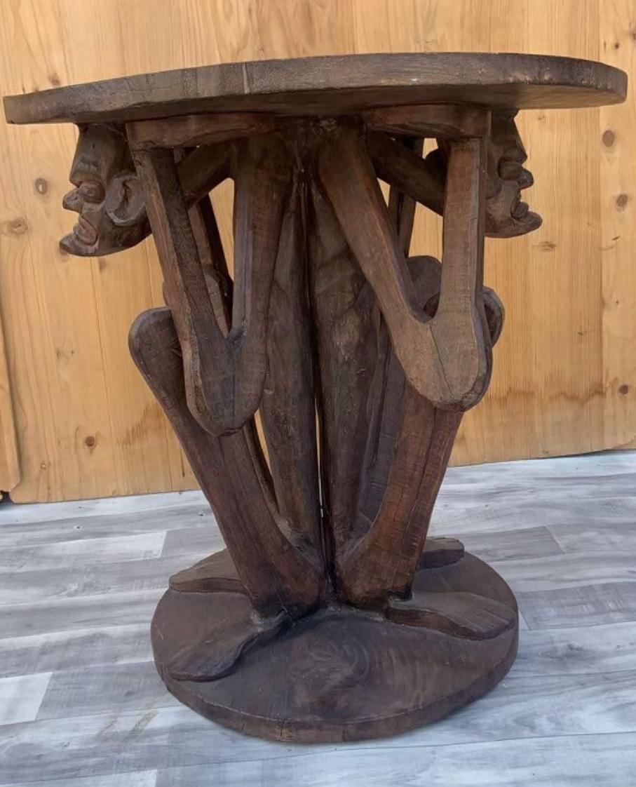 Table africaine sculptée ancienne 

Cette table africaine antique sculptée de figures est un meuble remarquable qui reflète l'héritage artistique et culturel de diverses tribus africaines. Ces tables sont généralement fabriquées à la main à partir