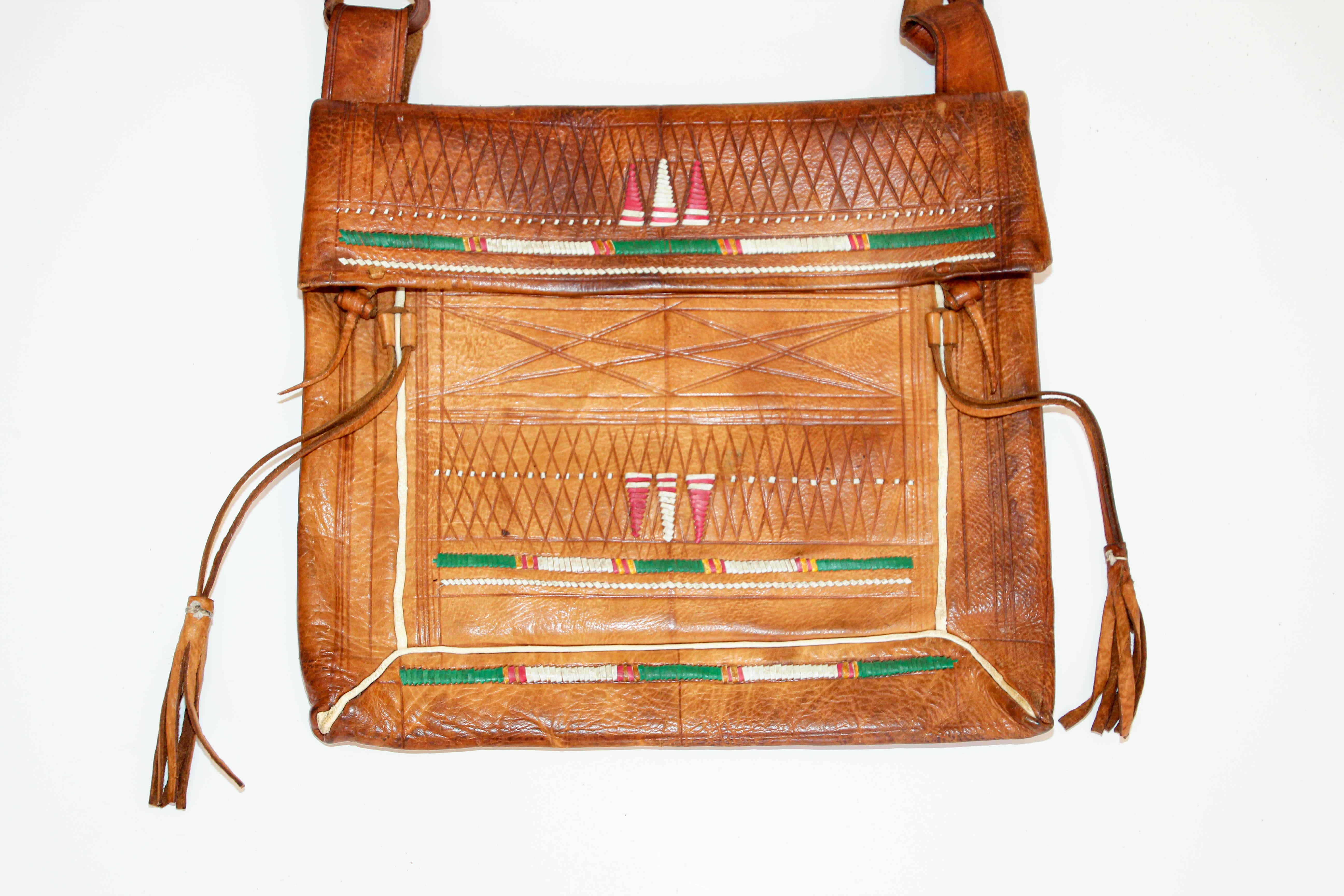 Ancien sac à bandoulière marocain africain en cuir Tuareg des années 1960, pièce de collection Bon état - En vente à North Hollywood, CA