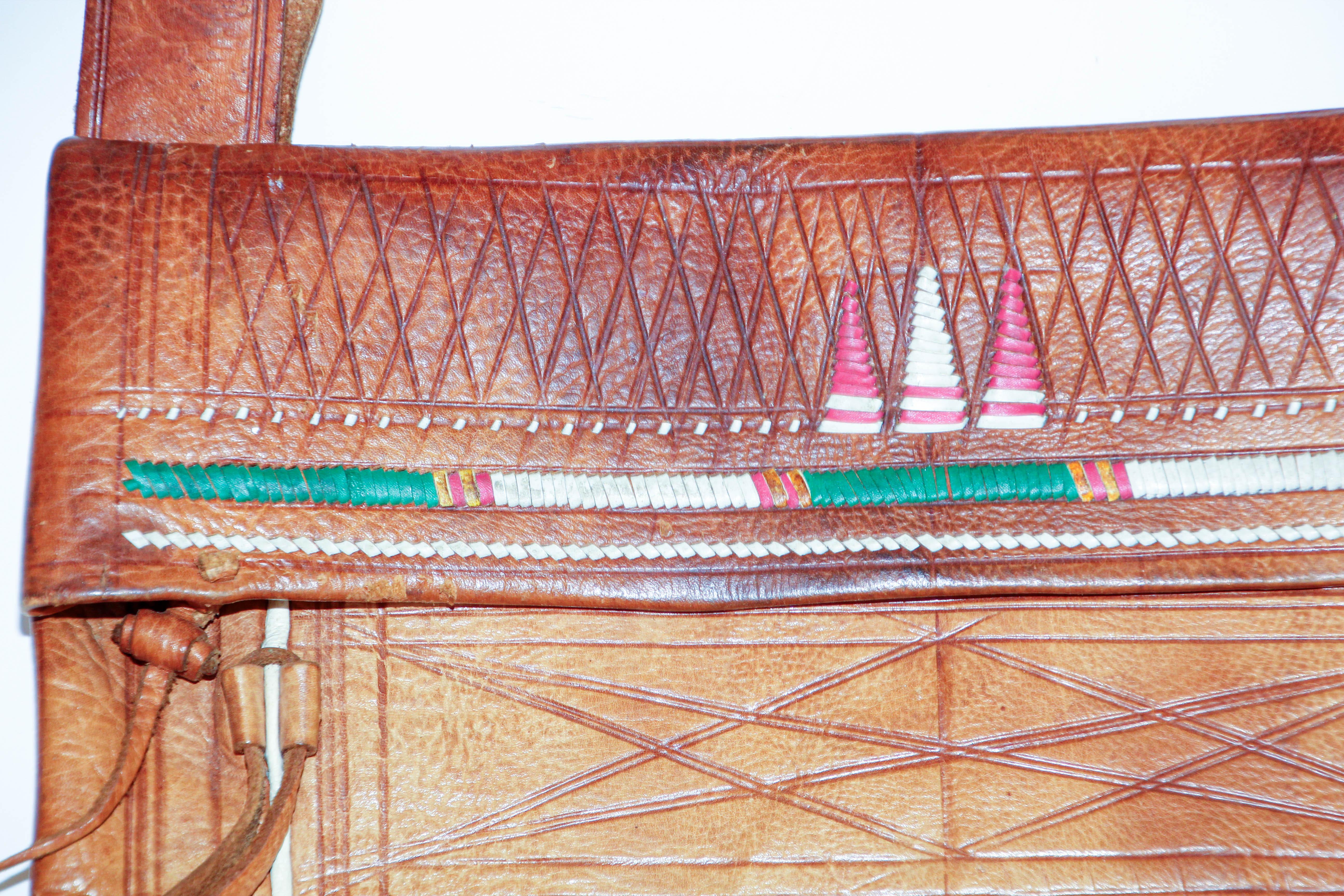 Ancien sac à bandoulière marocain africain en cuir Tuareg des années 1960, pièce de collection Unisexe en vente