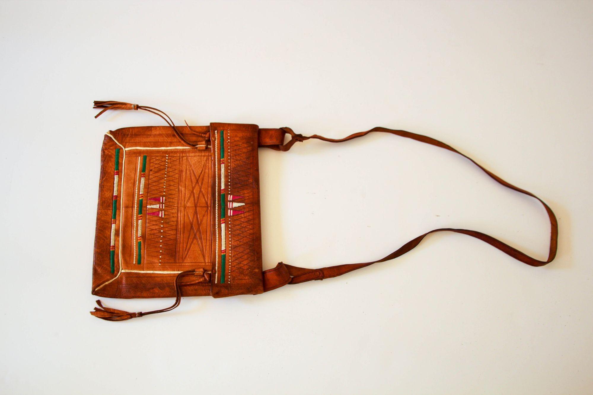 Antique African Tuareg Moroccan Shoulder Leather Bag 1960s Collectible In Good Condition For Sale In North Hollywood, CA