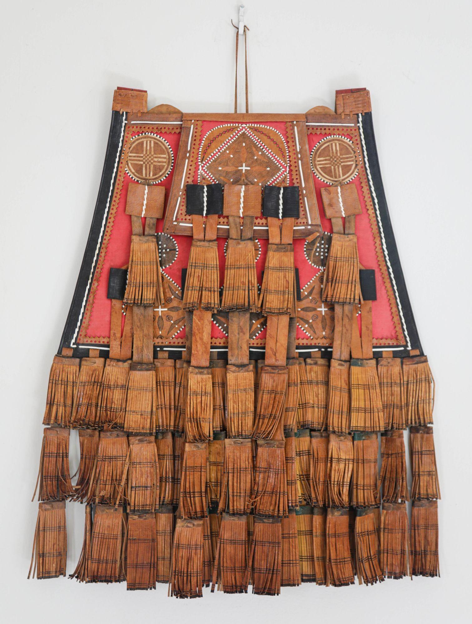 Antiguo bolso africano tuareg de cuero rojo, negro y marrón en venta 2