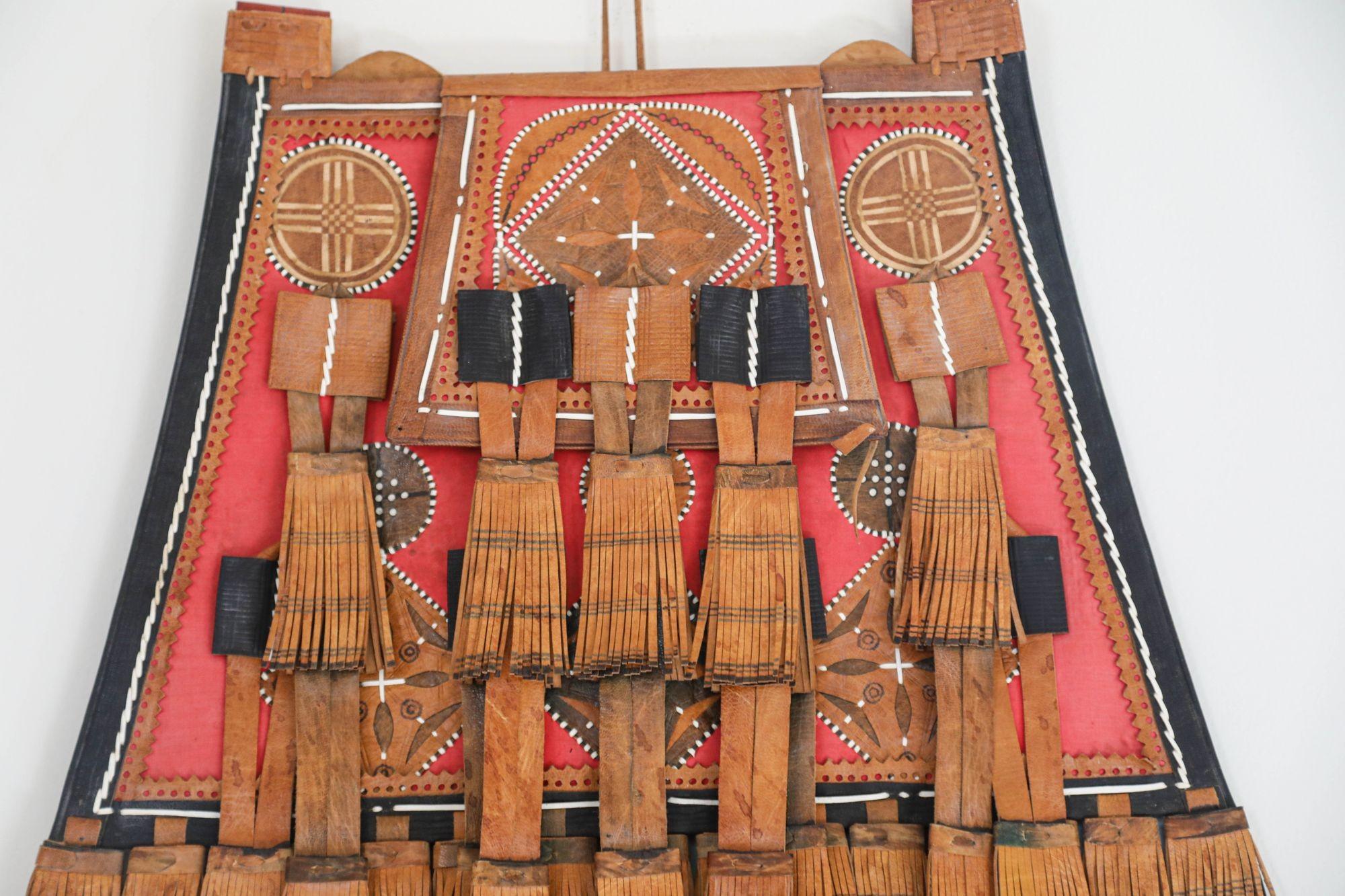 Antiguo bolso africano tuareg de cuero rojo, negro y marrón en venta 3