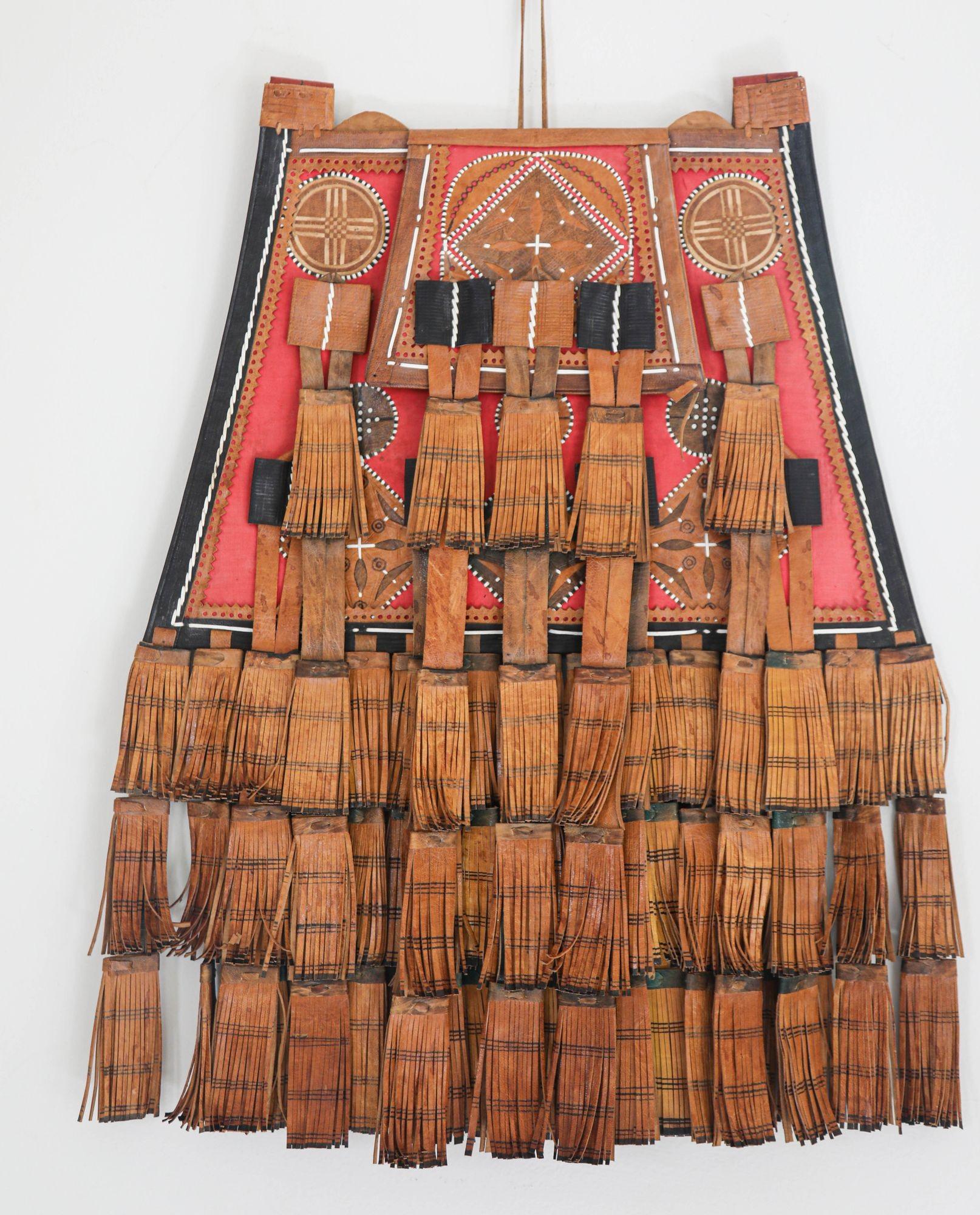 Antiguo bolso africano tuareg de cuero rojo, negro y marrón en venta 4