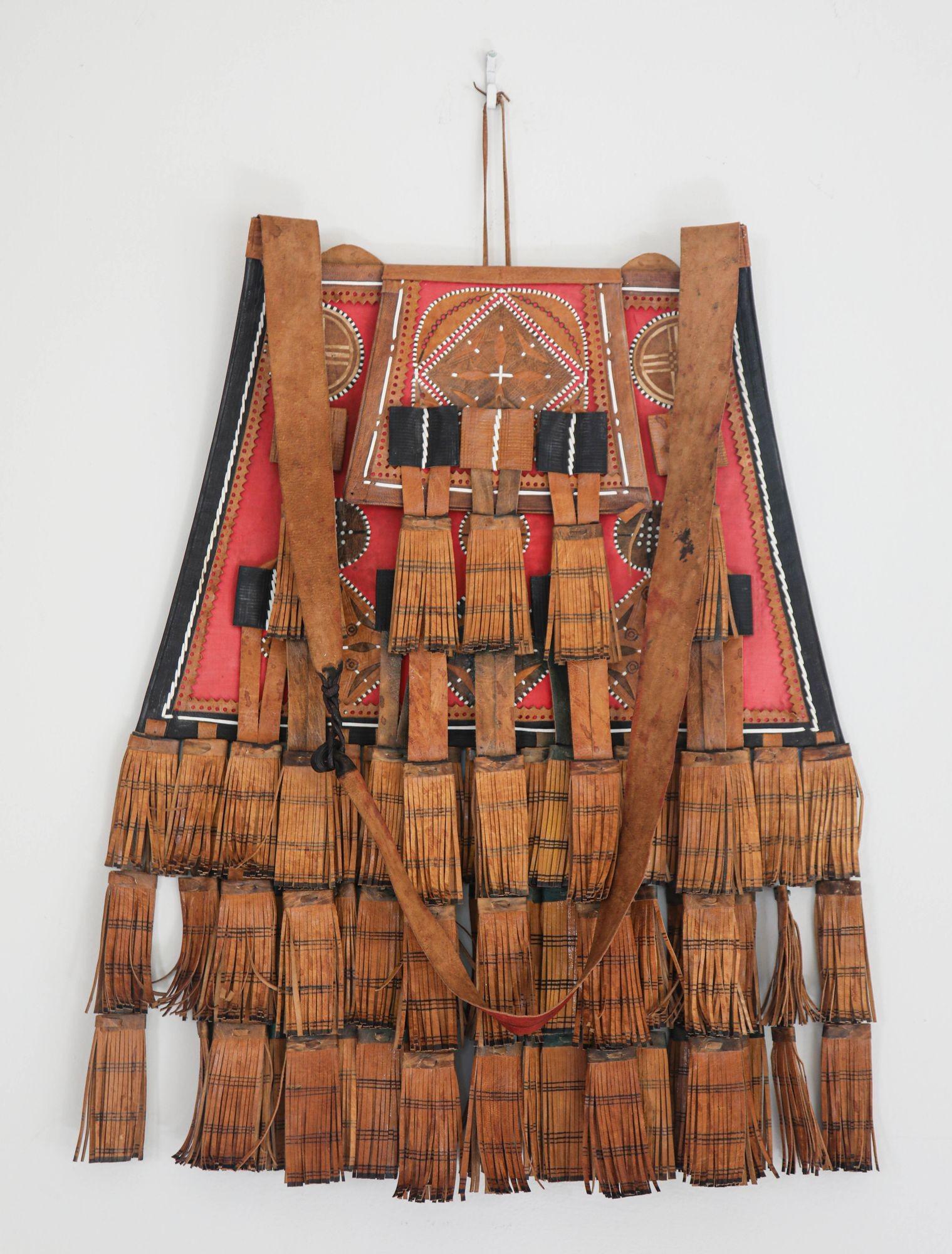 Antiguo bolso africano tuareg de cuero rojo, negro y marrón en venta 5