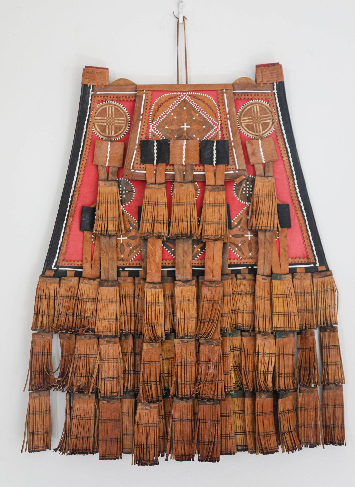 Bolso vintage africano tuareg de cuero rojo, negro y marrón con flecos.
Un gran bolso antiguo de cuero con flecos de los Tuareg procedente de Mali.
Hecho a mano por las mujeres tuareg de Mali, África, que se encargan de trabajar el cuero.
Empapan el