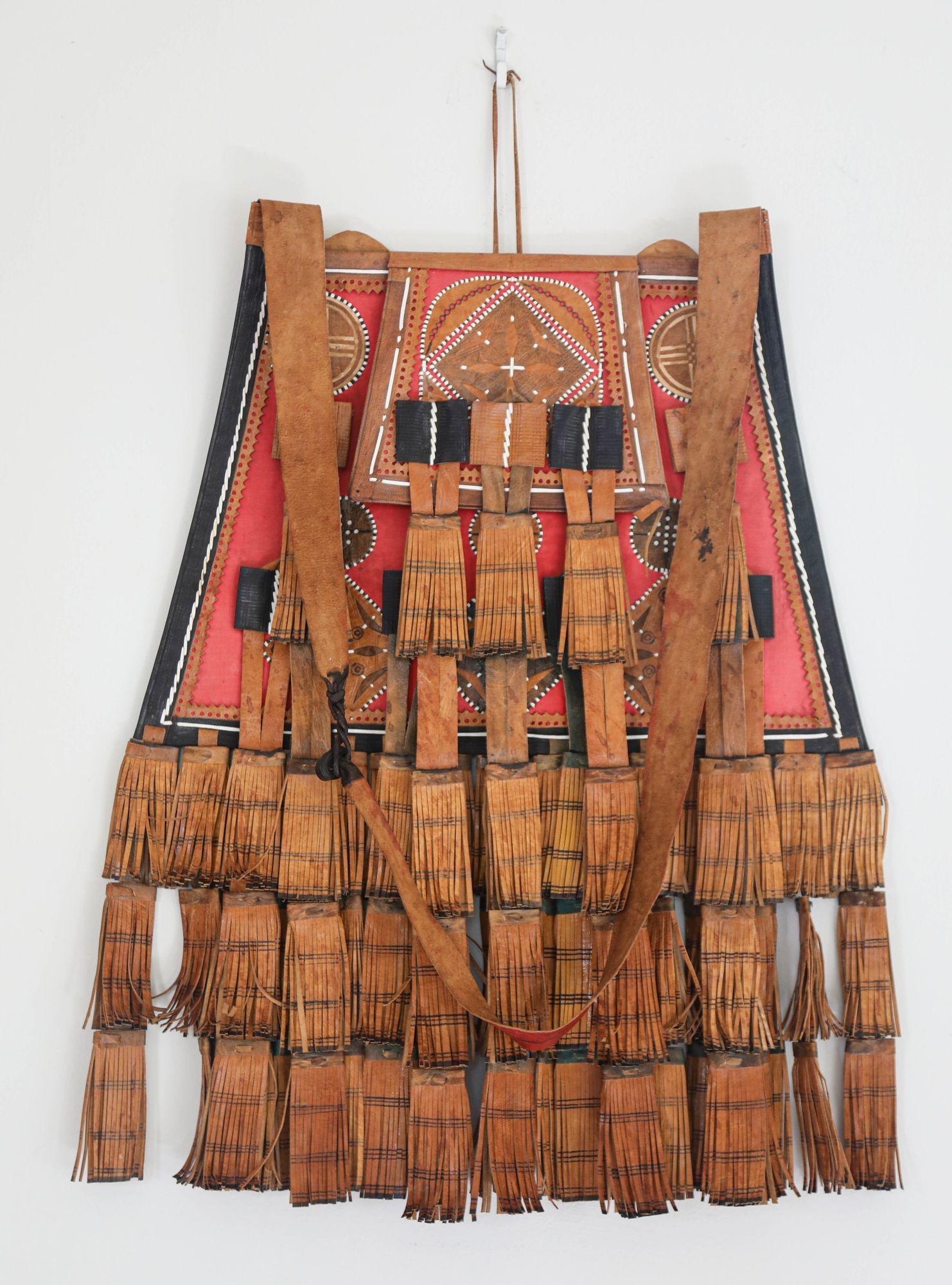 Antiguo bolso africano tuareg de cuero rojo, negro y marrón Tribal en venta