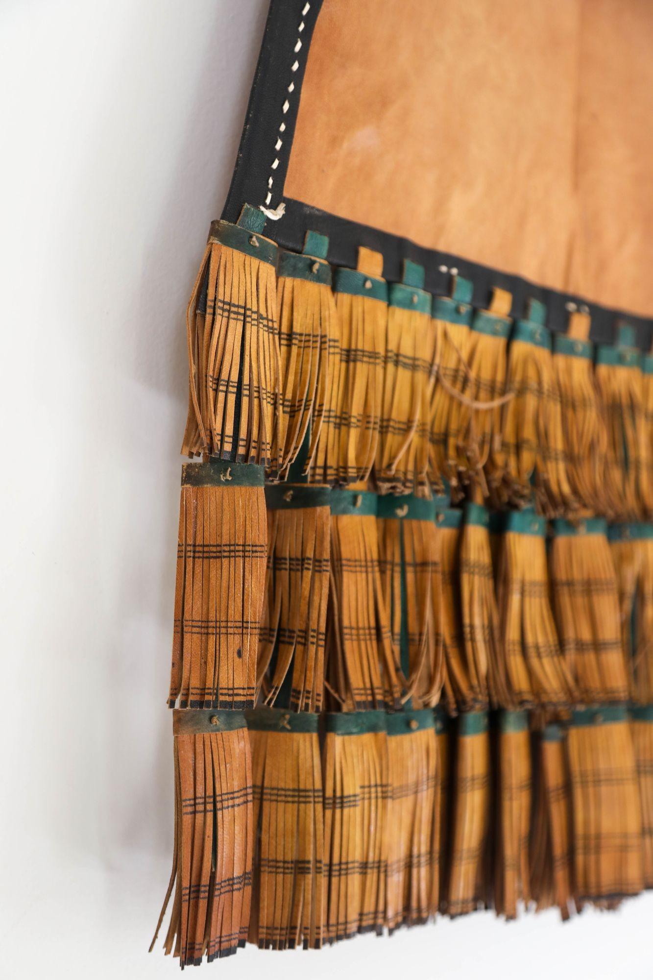 Antiguo bolso africano tuareg de cuero rojo, negro y marrón Teñido con vegetales en venta