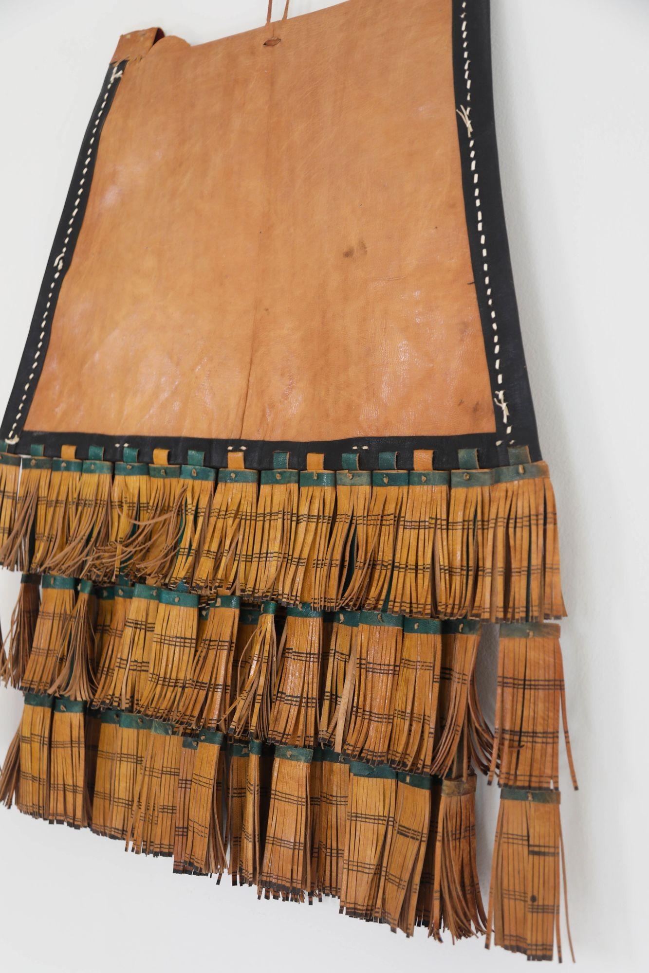 Antiguo bolso africano tuareg de cuero rojo, negro y marrón en Bueno estado para la venta en North Hollywood, CA