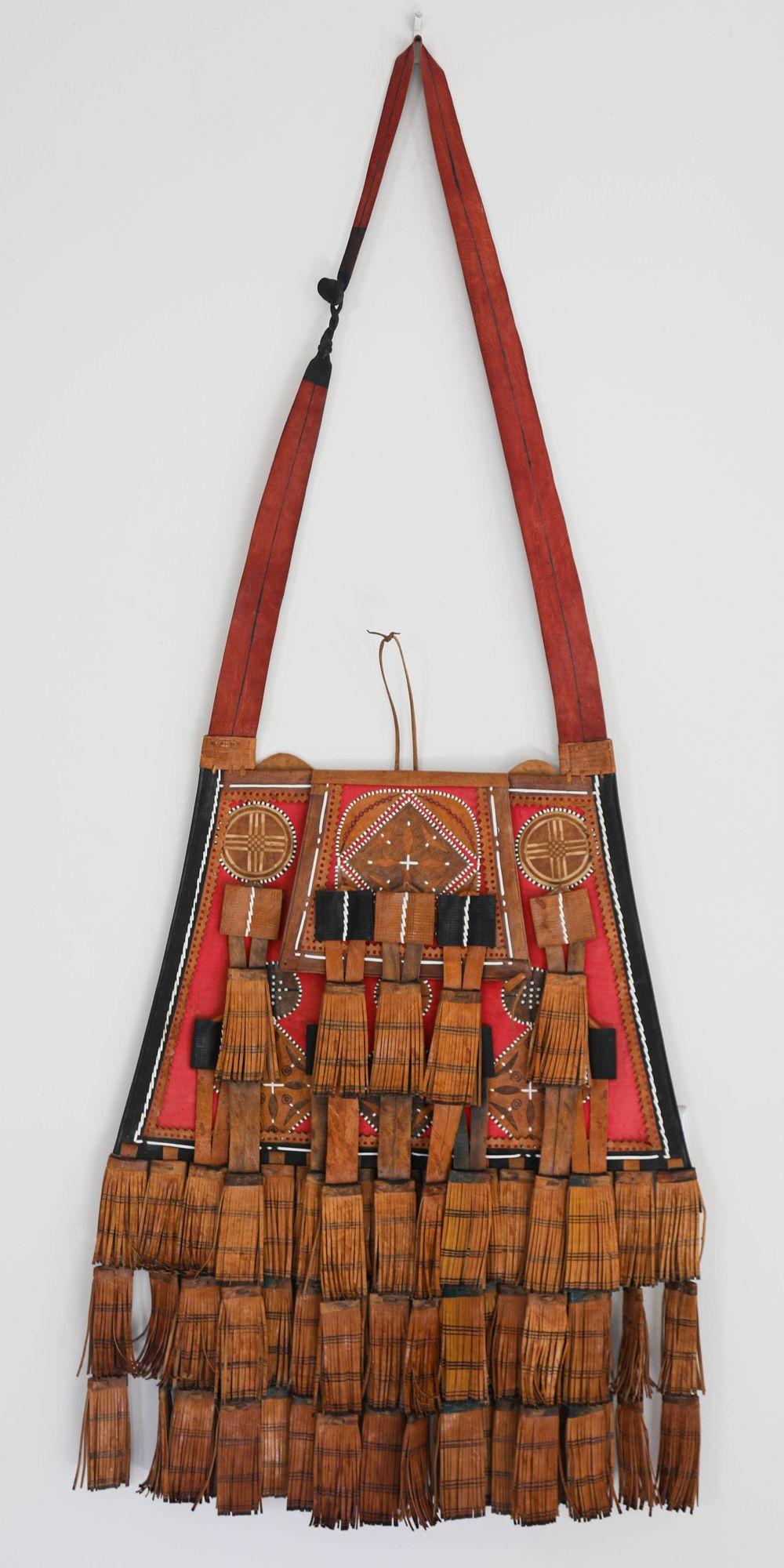 Antiguo bolso africano tuareg de cuero rojo, negro y marrón siglo XX en venta
