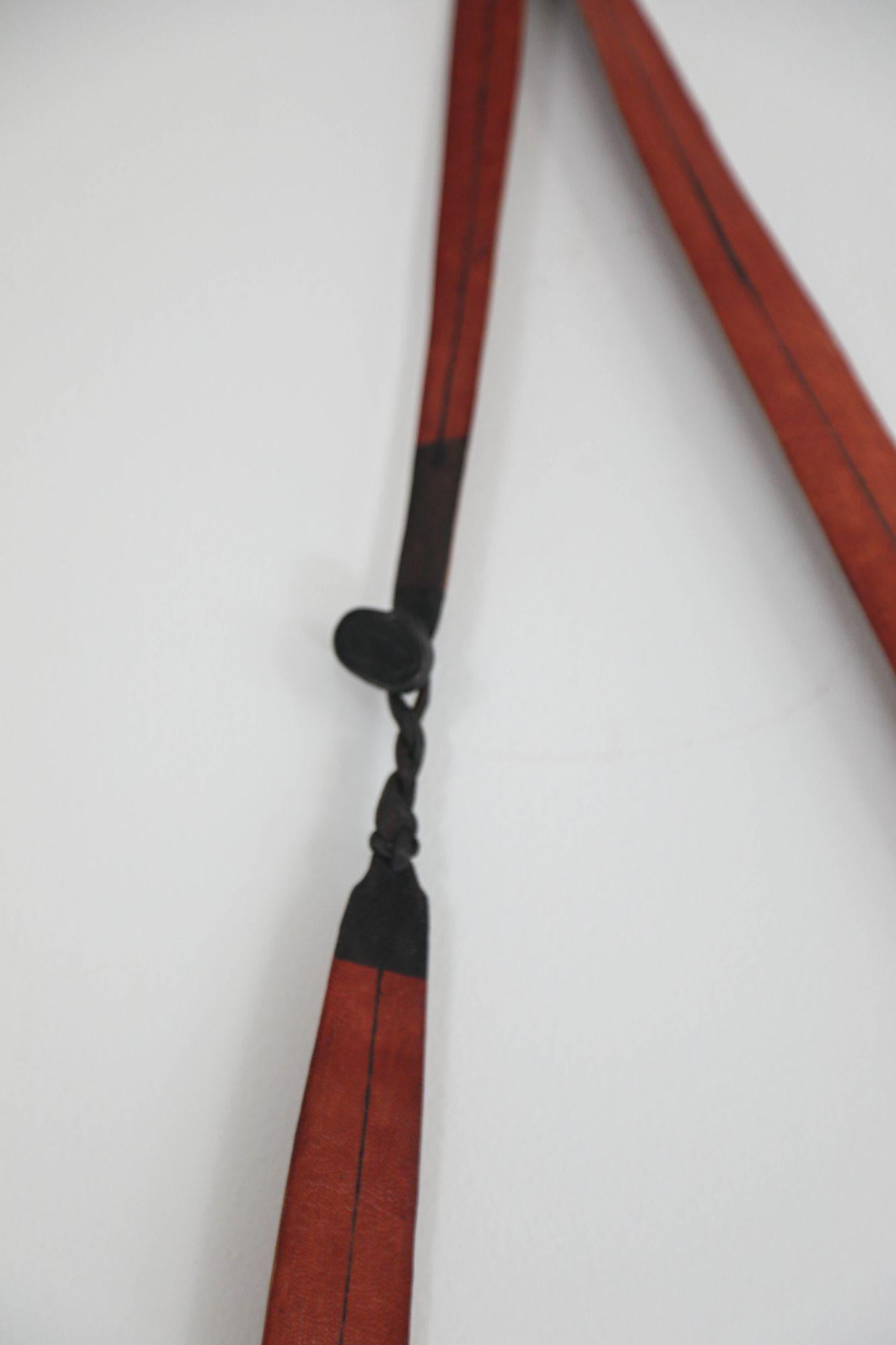 Antiguo bolso africano tuareg de cuero rojo, negro y marrón Cuero en venta