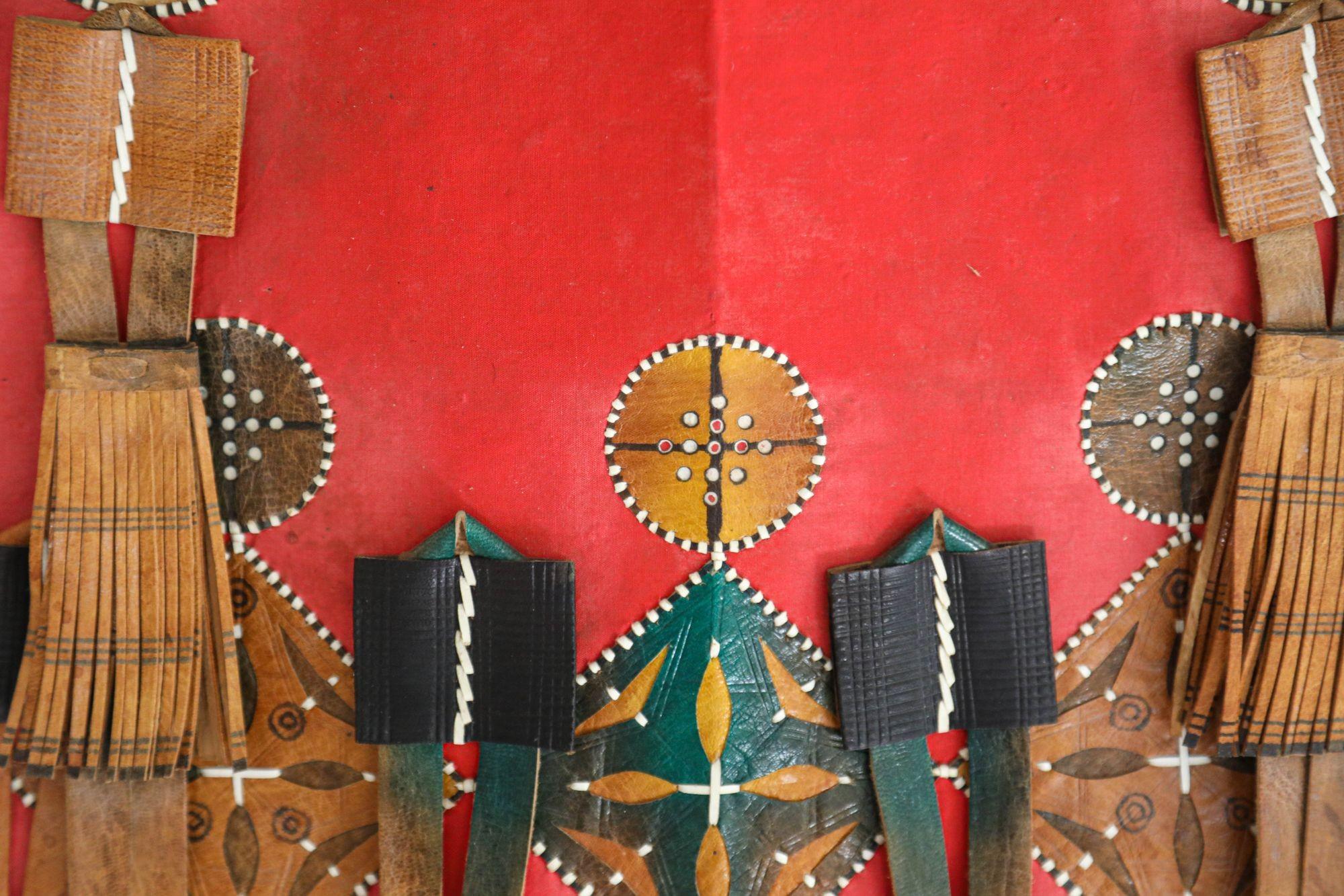 Antiguo bolso africano tuareg de cuero rojo, negro y marrón en venta 1