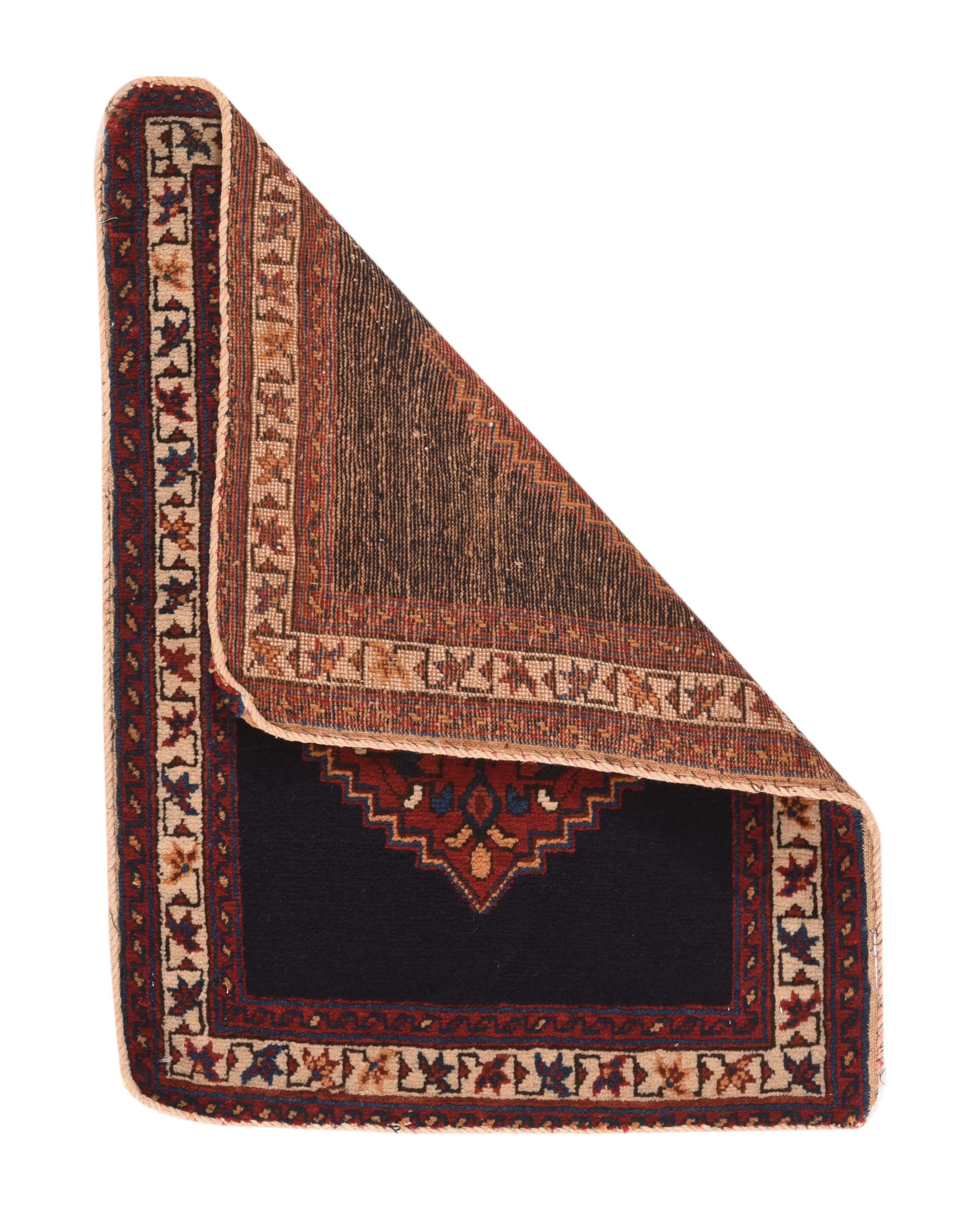 Antiker Afshar-Teppich 1'7'' x 2'2''. Auf dem offenen Feld in sattem Marineblau schwebt ein gestuftes rotes sechseckiges Medaillon, das strahlende Blüten in Königsblau, Ecru und Honiggelb umschließt. Die charakteristische Afschar-Stammesbordüre