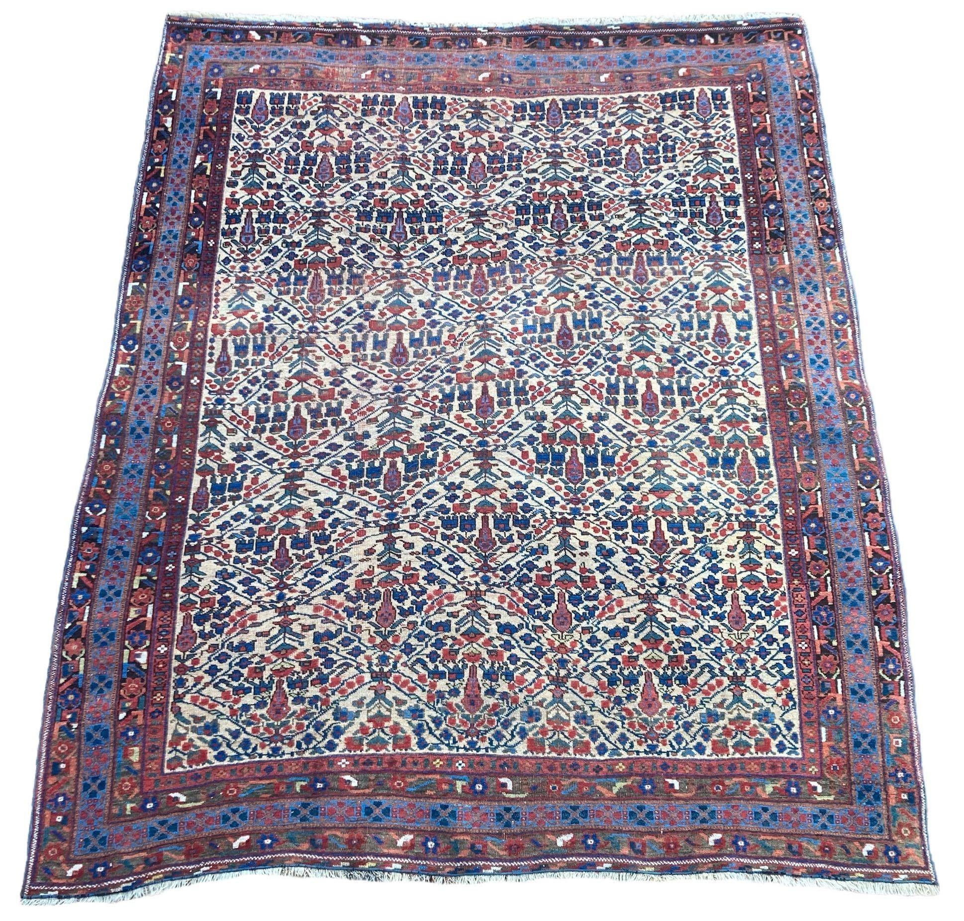 Un bellissimo tappeto Afshar antico, tessuto a mano nel 1900 circa, con un disegno geometrico all over di arbusti e fiori su un campo avorio e un bordo indaco chiaro. Un grande esempio di tessitura tribale e un tappeto molto decorativo.
Dimensioni: