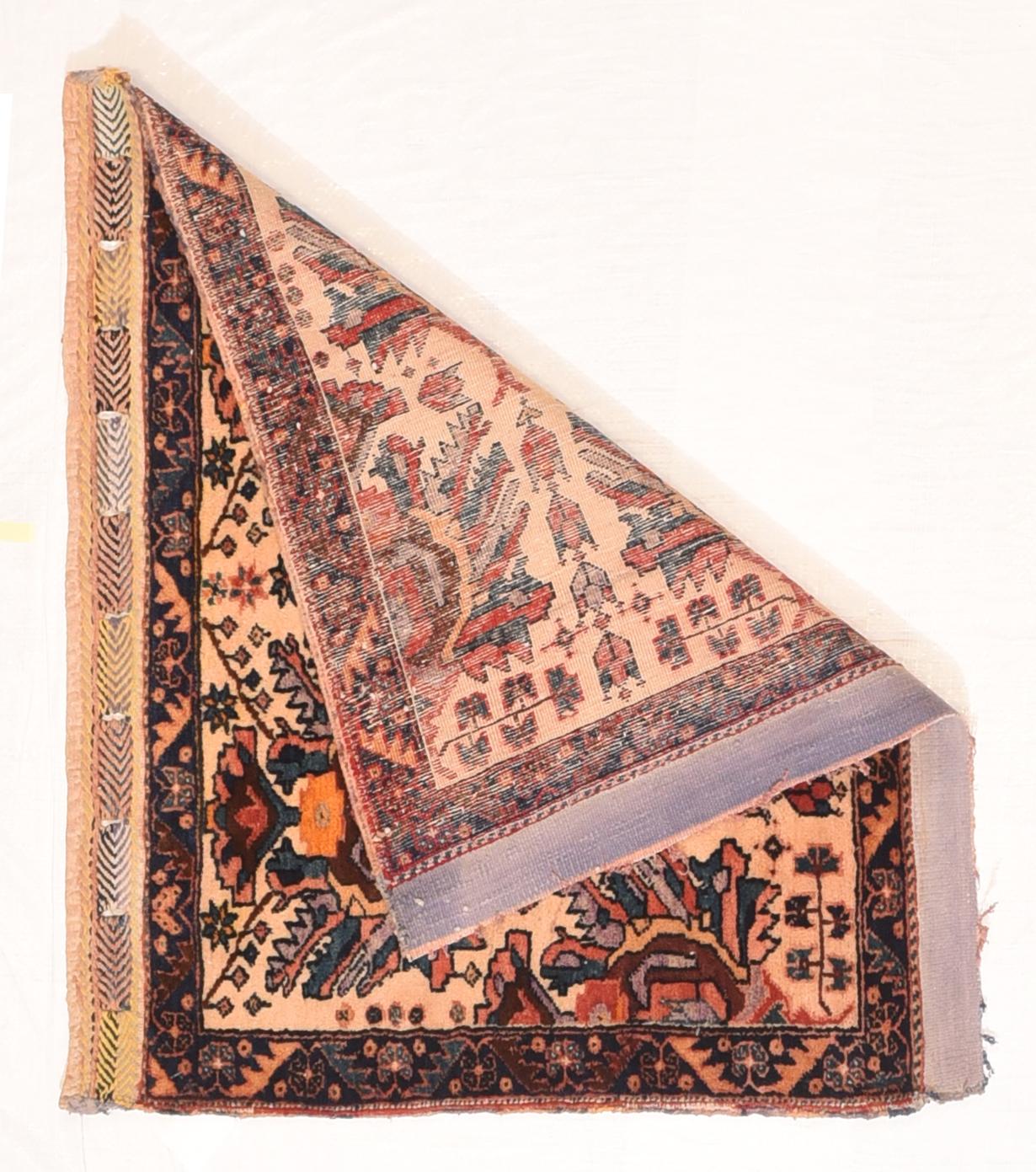 Antiker Afshar-Teppich 2'2'' x 2'3''. Dieses südostpersische Stammeskunstwerk, das zu einem Paar von Satteltaschen (Khurdgin) gehört, zeigt zwei Reihen eines riesigen Palmettenblütenmusters auf altem elfenbeinfarbenem Grund mit Akzenten in Rot,