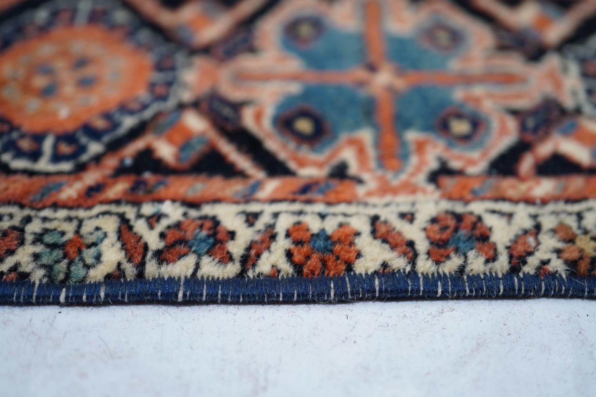 Antiker Afshar-Teppich 3'11'' x 5'0'' im Zustand „Hervorragend“ im Angebot in New York, NY