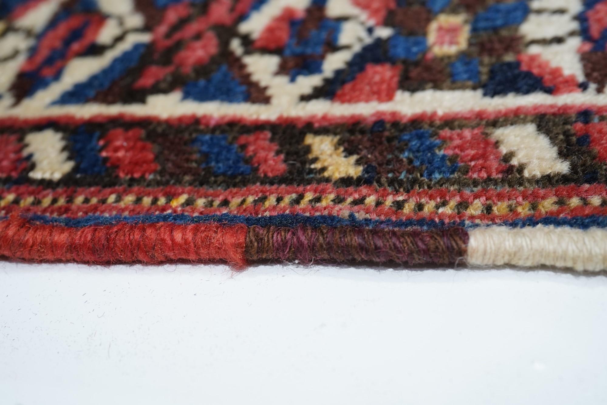 Début du 20ème siècle Tapis Afshar ancien 3'6'' x 3'10'' en vente