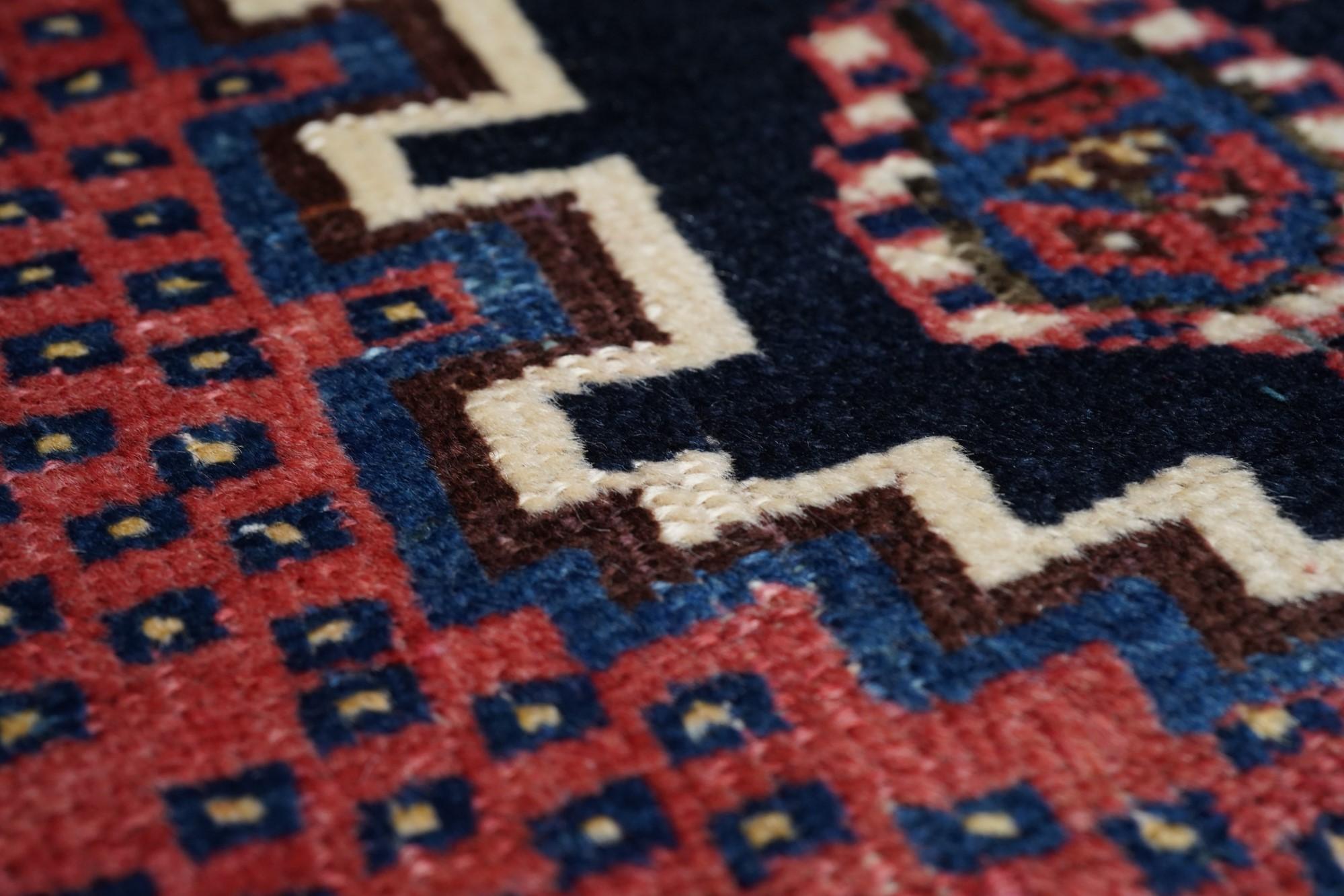 Tapis Afshar ancien 3'6'' x 3'10'' en vente 1