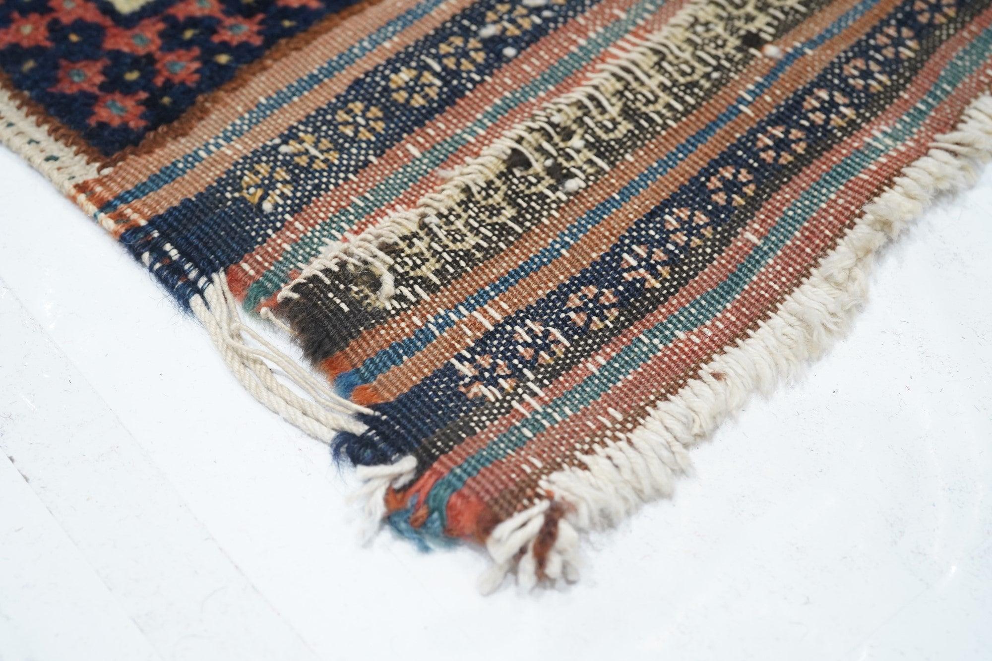 Antiker Afshar-Teppich 4'1'' x 6'3'' im Zustand „Gut“ im Angebot in New York, NY