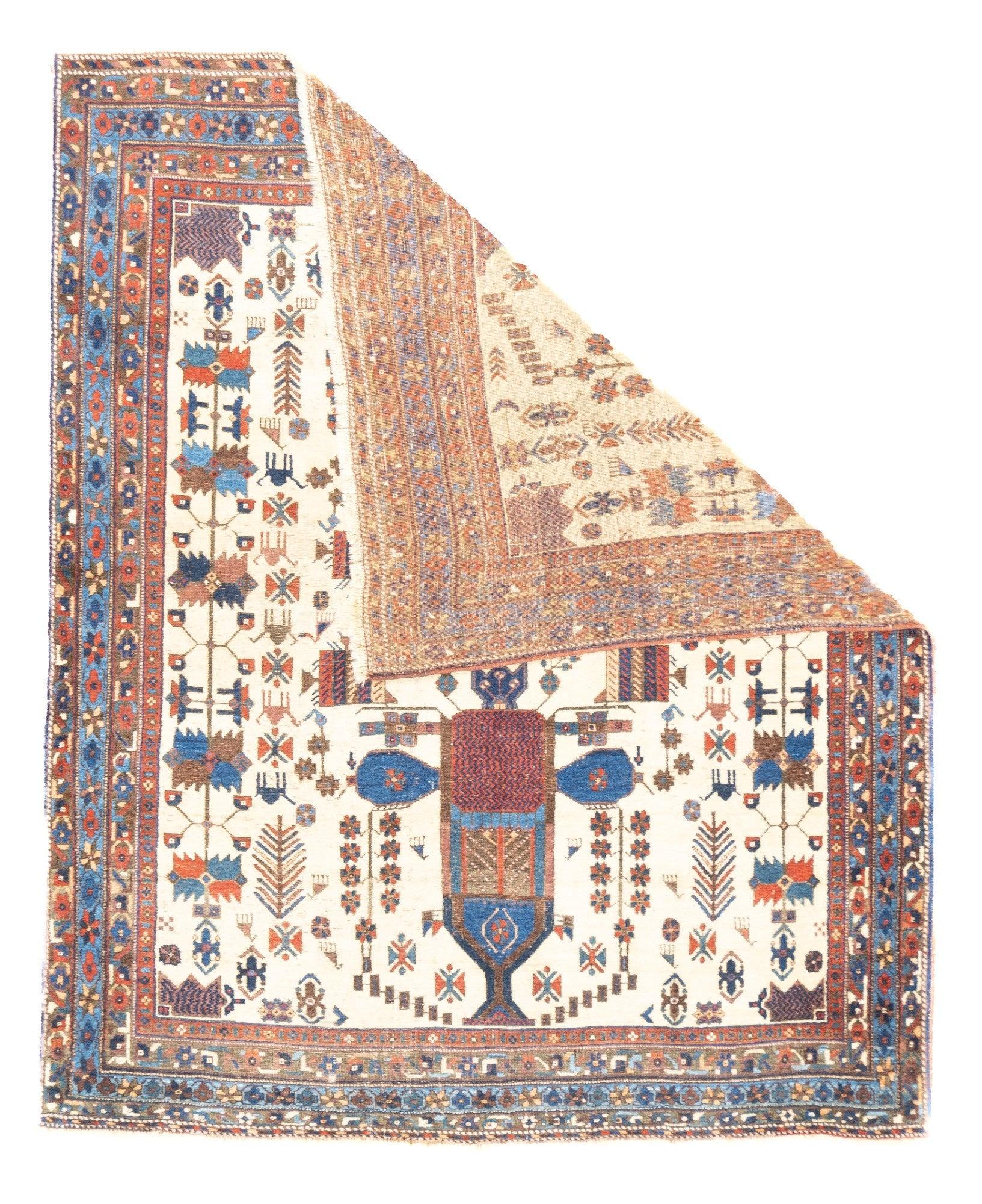 Antiker Afshar-Teppich 4'11'' x 6'1''. Das rote Feld mit schönem Abrieb wird von einem Stabmedaillon aus drei ineinander verschachtelten, gestuften Rauten in Hellgelb und Himmelblau dominiert. Weiträumig verstreut liegen kleine geteilte Diamanten.