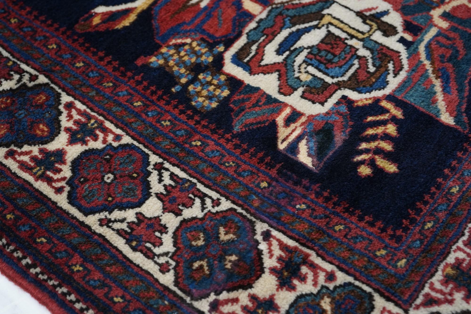 Antiker Afshar-Teppich 4'3'' x 5'5'' im Zustand „Gut“ im Angebot in New York, NY