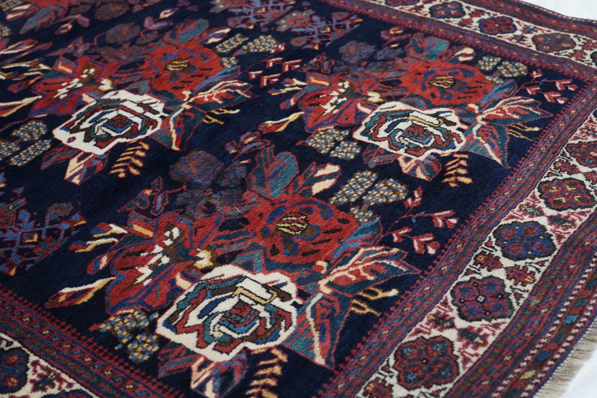 Antiker Afshar-Teppich 4'3'' x 5'5'' (Frühes 20. Jahrhundert) im Angebot