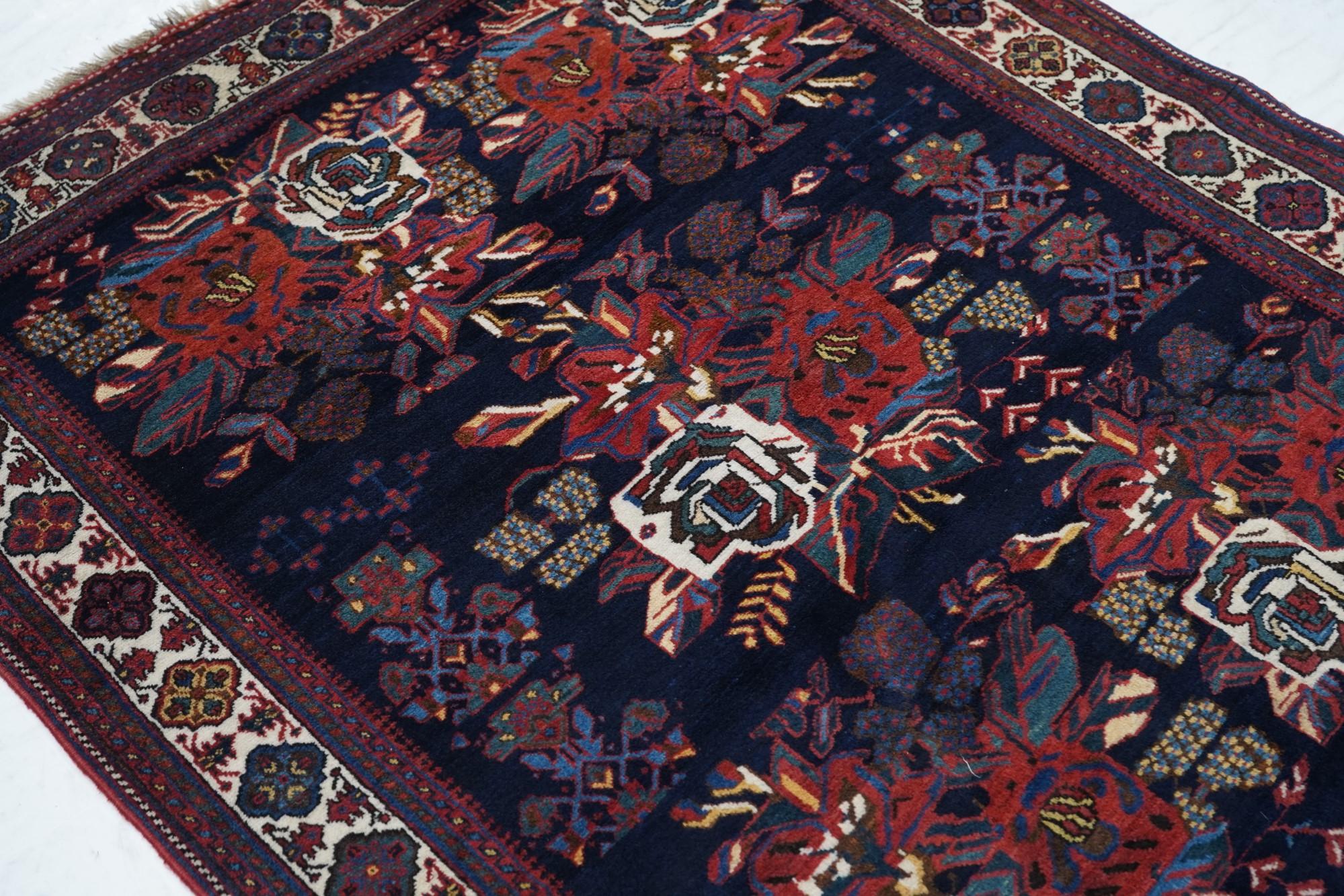 Antiker Afshar-Teppich 4'3'' x 5'5'' (Wolle) im Angebot