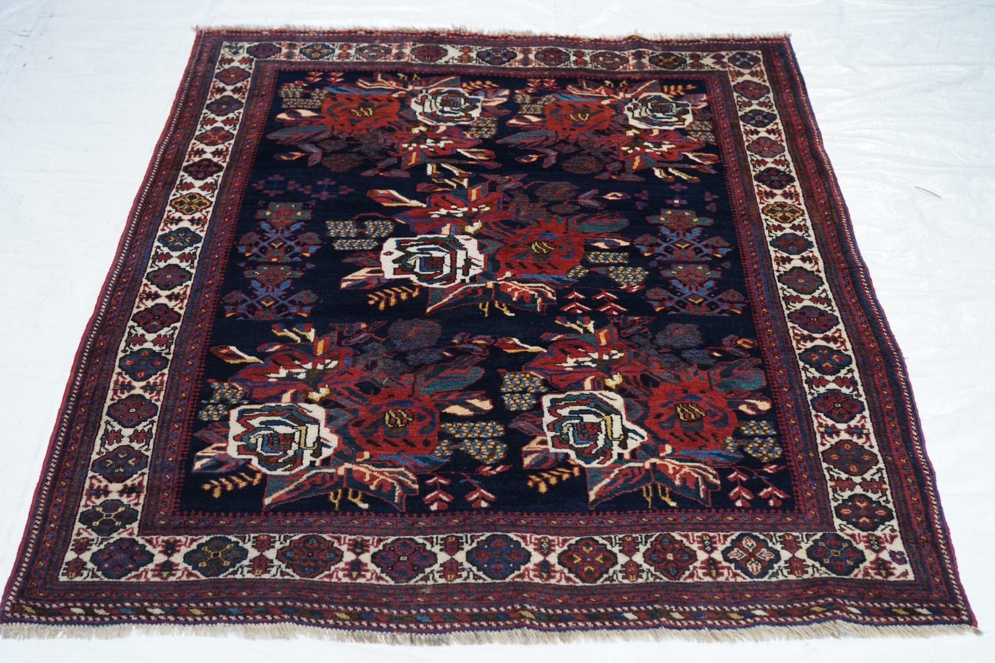 Antiker Afshar-Teppich 4'3'' x 5'5'' im Angebot 1