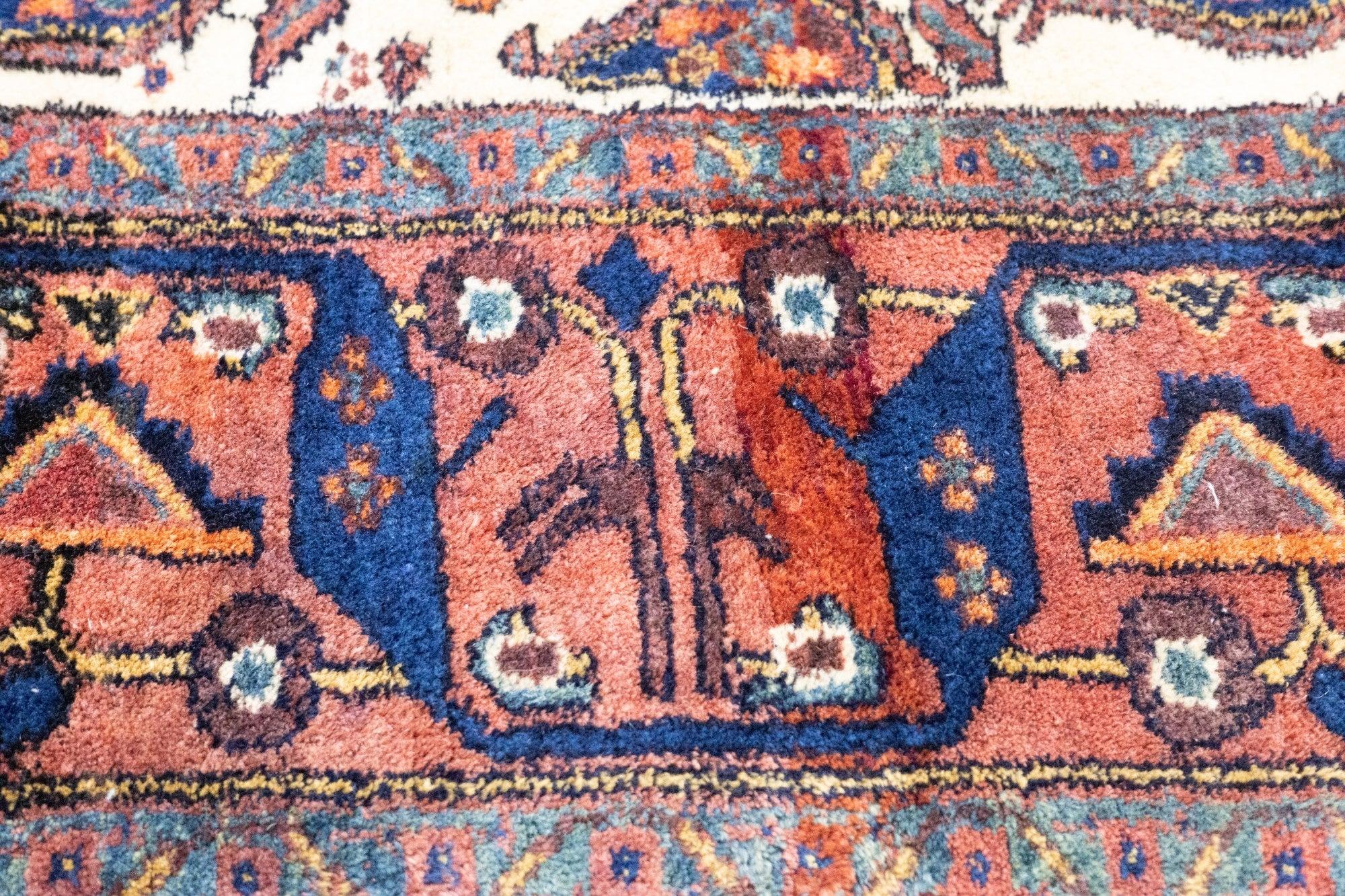 Antiker Afshar-Teppich 5'11'' x 7'4'' im Zustand „Gut“ im Angebot in New York, NY